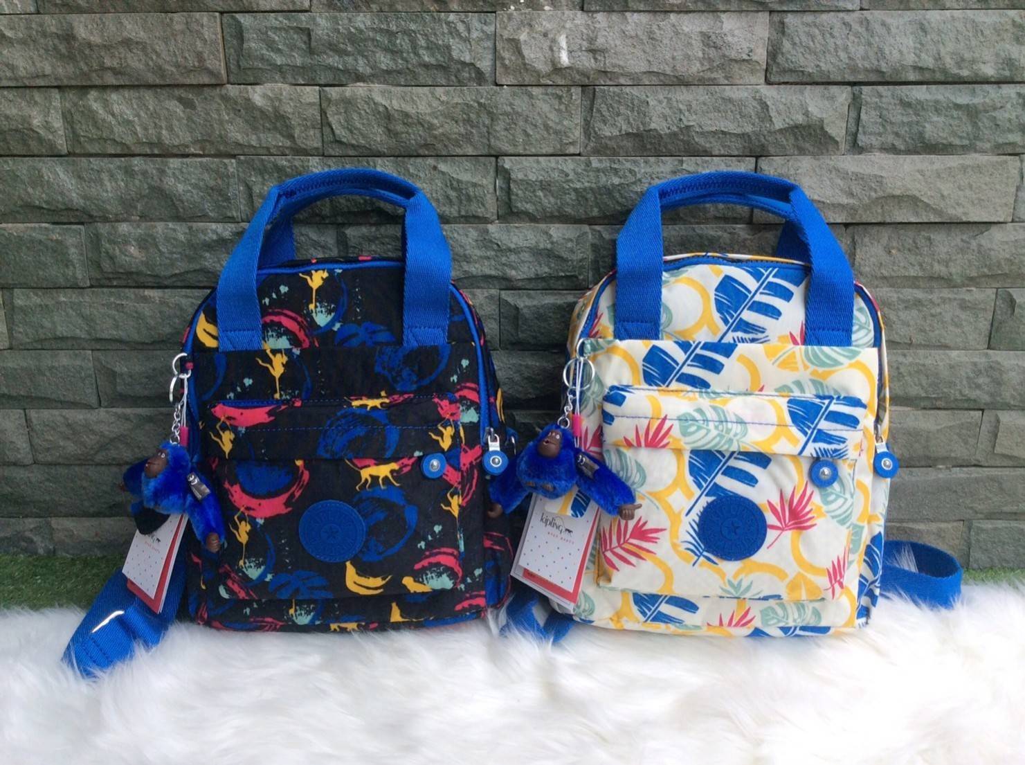 Kipling Mini Backpack 2017 k12688 small flower printed มีพวงกุญแจ Promptpay , พวงกุญแจลิง ,พวงกุญแจอะไหล่ สัญญาลักษณ์ แบรนด์ --------- กระเป๋าขนาดมินิ สามารถใช้งานได้ 3 แบบ : เป็นสะพายหลังได้ / สะพายข้างได้ / มีหูหิ้วถือได้ มีหลายลายให้เลือก ลายสวยน่ารัก 