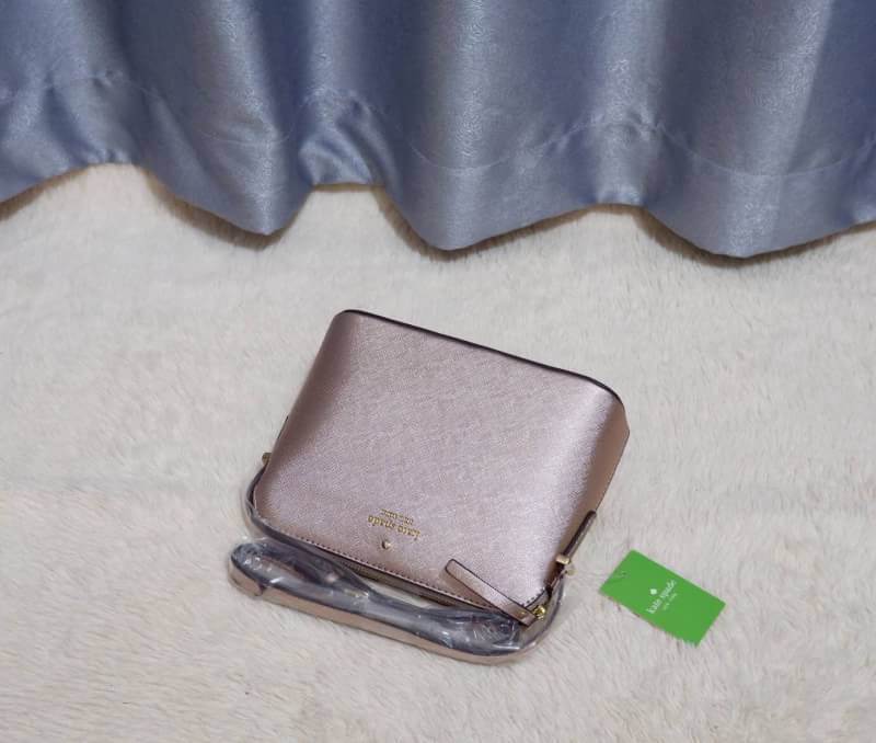 KATE SPADE CEDAR STREET MANDY แบรนด์ดังจากอเมริกาสุดฮิต กระเป๋าขนาดน่ารัก สะพายข้าง หนัง saffiano ภายในลายสวยเก๋สีทองเรียบหรู ทรงแข็งอยู่ทรง MUST HAVE!!