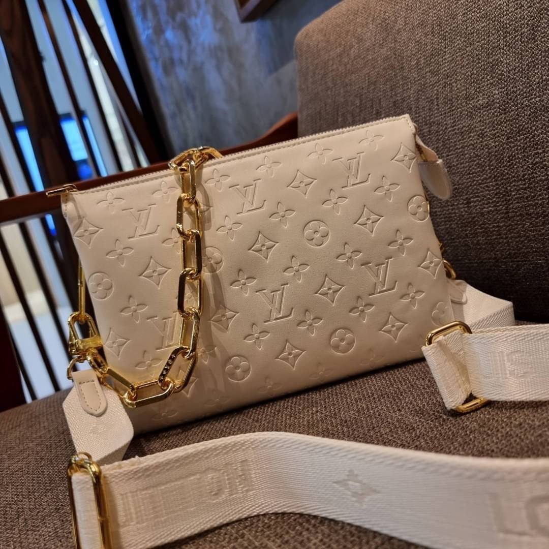 LV HANDLE POUCH MONOGRAM / LV Coussin กระเป๋าสะพายกึ่งคลัชท์ สุดล้ำ มาแรงมาก ด้วยความสวยปังตั้งแต่แรกเห็น วัสดุหนังแกะปั๊มลายสวยคม มาพร้อมสาย 2 เส้น เลิศๆ มีสายโซ่ที่มีดีเทลละเอียดไม่ซ้ำ และสายสปอร์ตครอสบอดี้ ที่จะคล้องไว้ทั้งสองเส้นก็ดีงาม หรือสลับใช้ตาม