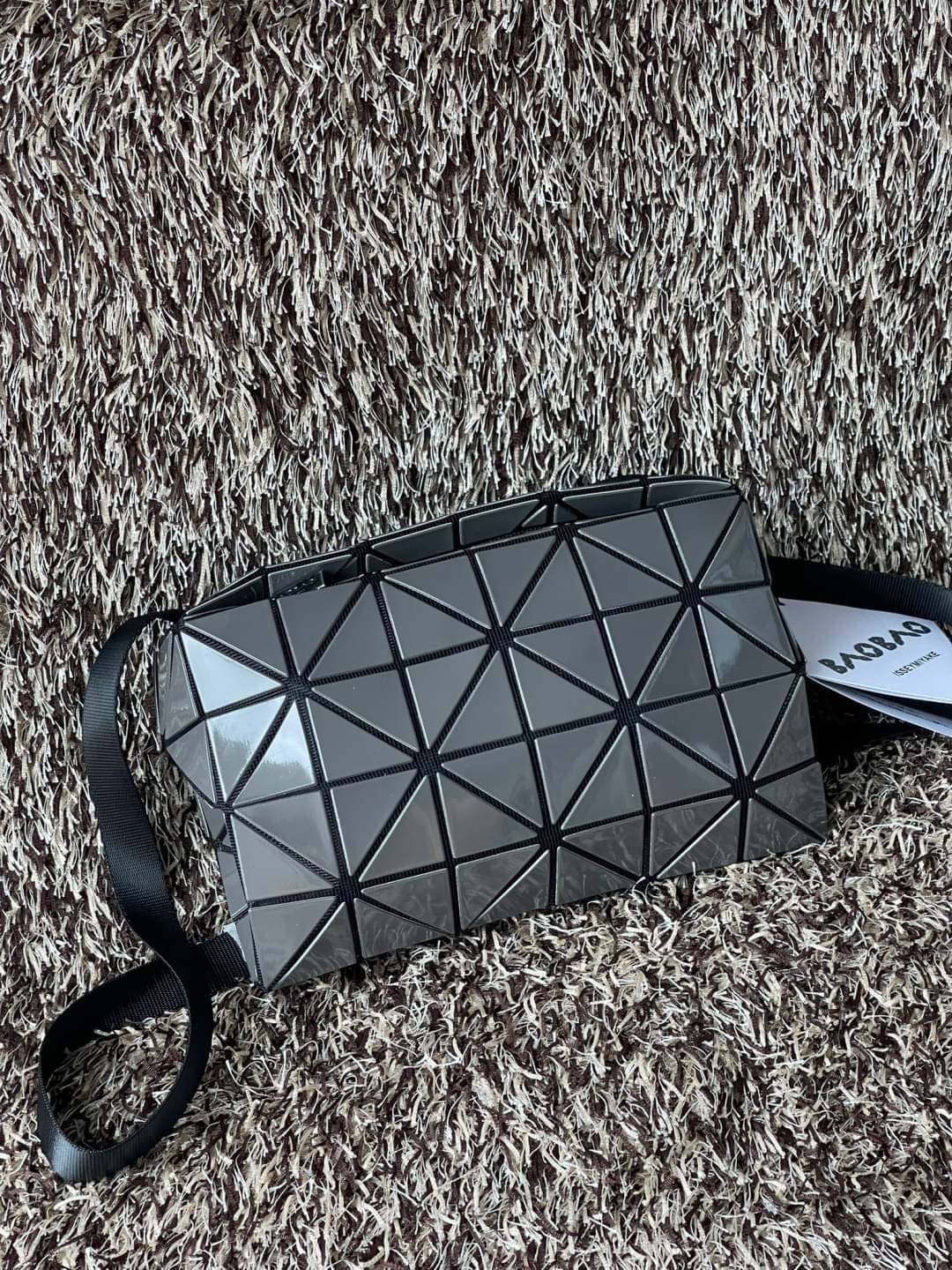 BAOBAO Issey Miyake CARTON GLOSS SHOULDER BAG มาในไซส์ขนาดกะทัดรัด โดดเด่นด้วยดีไซน์อันเป็นเอกลักษณ์ของแบรนด์ ที่สำคัญน้ำหนักเบา