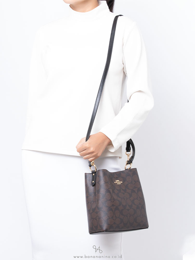 COACH 2312 SMALL TOWN BUCKET BAG IN SIGNATURE CANVAS รุ่นยอดนิยมใบเล็กมาครบสีแล้วจ้า กระเป๋าทรงบัคเก็ต สีผู้ดี๊ผู้ดี ตัวกระเป๋าดีไซน์คลาสสิคลายซี ดูโดดเด่น วัสดุหนังแคนวาสเคลือบลาย สวยคมทุกมุมจริงๆ!! เปิด-ปิดด้วยกระดุมแม่เหล็กทั้ง 2 ฝั่ง ภายในเป็นช่องโล่ง