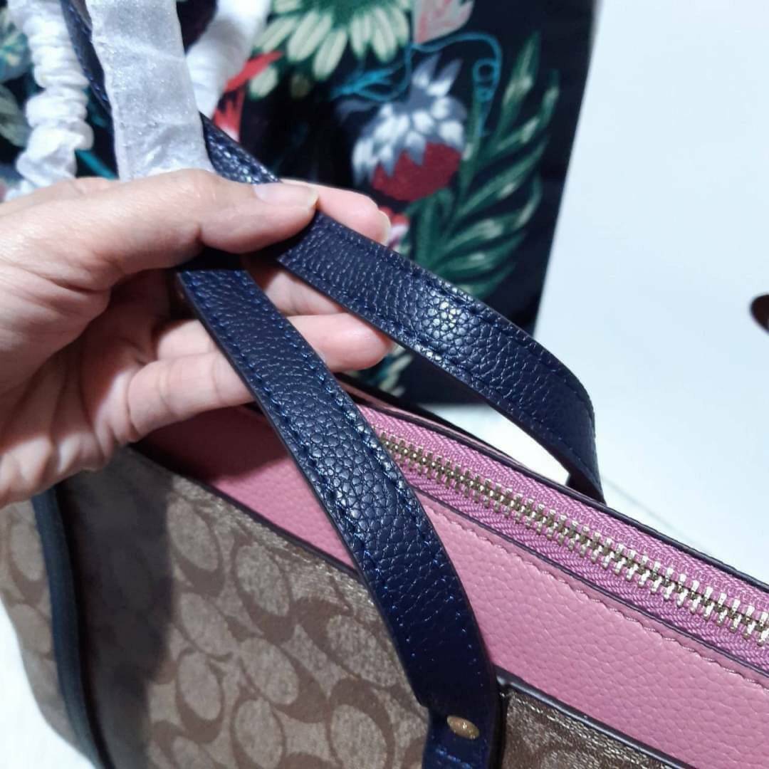 COACH 2319 MAY TOTE IN COLORBLOCK SIGNATURE CANVAS กระเป๋าโท้ท ดีไซน์ใหม่ล่าสุด!! 💕💕 เก๋ตรงปากกระเป๋า คล้ายกระเป๋าซ้อนในตัว สีตัดกับตัวกระเป๋าได้อย่างลงตัว ทรงสวย ใบใหญ่ใส่ของได้เยอะ เปิด-ปิดด้วยซิป รูดใช้งานง่าย ภายในโล่งกว้าง ด้านหลังมีช