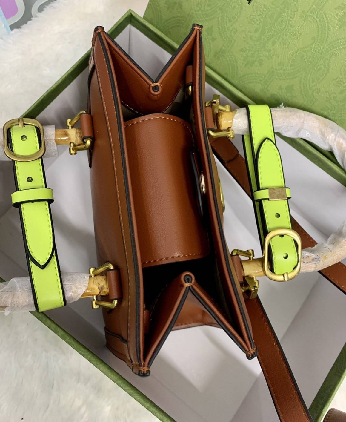 กระเป๋า GUCCI สไตล์งานหูไม้ไผ่ Size mimi รุ่น Gucci Diana Bag กระเป๋าสุดคลาสสิกดีไซน์มาใหม่พร้อมเข็ดขัดหนังสีสะท้อนแสงประดับตรงหูกระเป๋า กระเป๋าทรง tote วัสดุหนังแท้ (calfskin) อะไหล่ทอง ขนาดกำลังดี งานสวยตั้งอยู่ทรง มีสายสะพายยาว 1เส้น สามารถปรับระดับได้