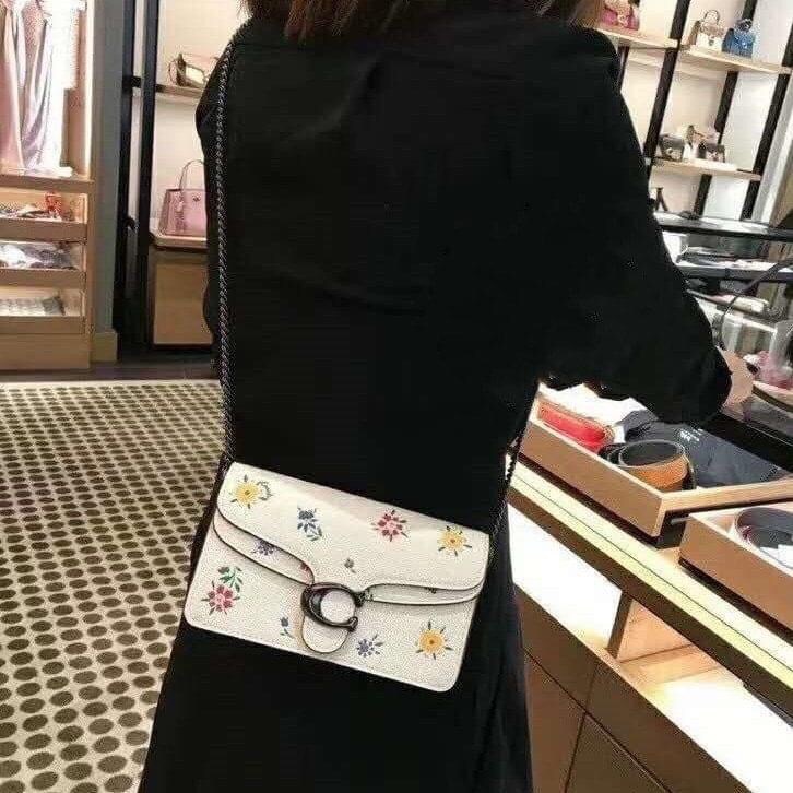COACH TABBY CROSSBODY WITH WILDFLOWER PRINT ((810)) พร้อมส่งที่ไทยค่ะ! กระเป๋าสะพายครอสบอดี้ร์หรือสามารถถือแบบคลัทออกงานสวยๆได้เลยนะคะ วัสดุหนังแท้ หนังนิ่มค่ะ