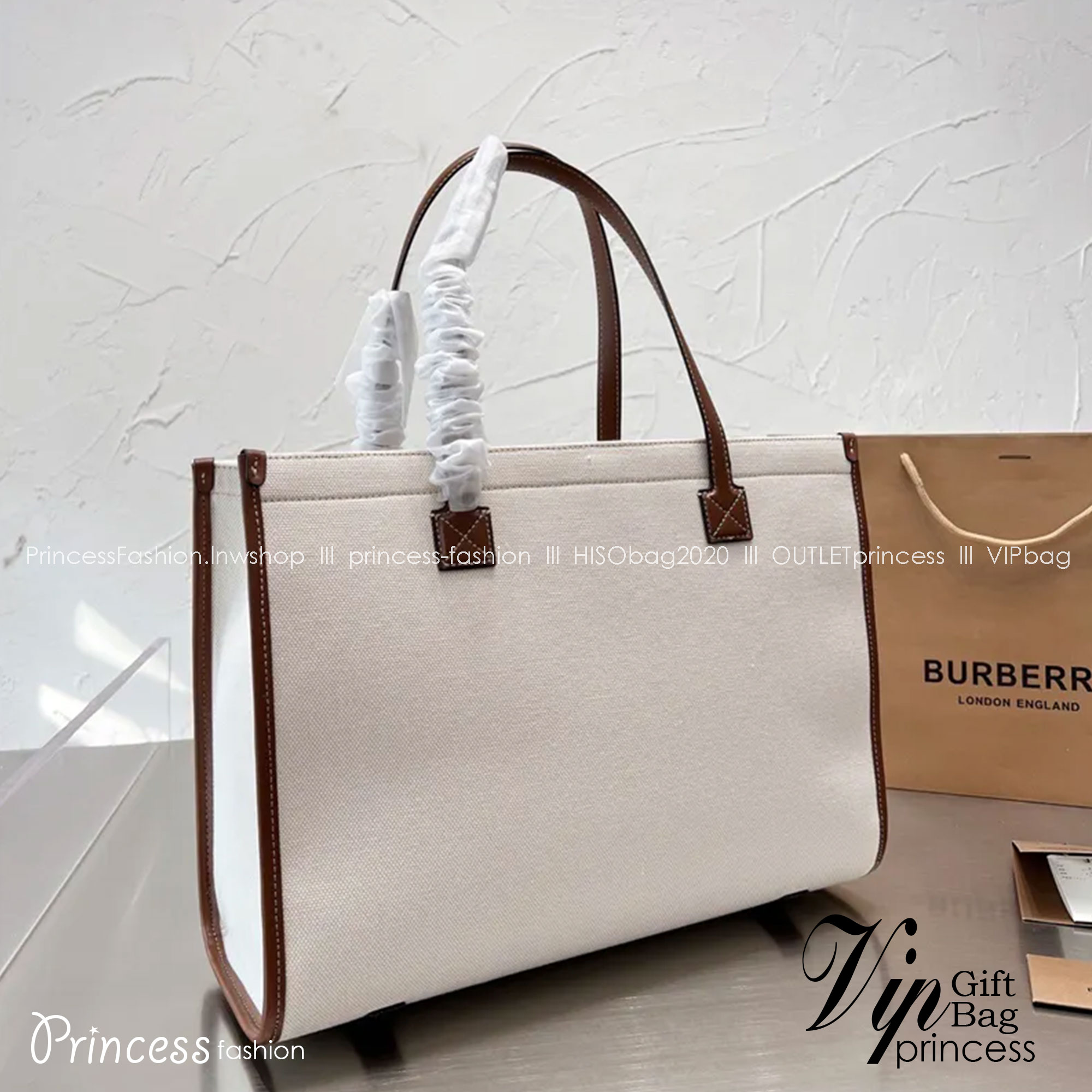 BURBERRY Leather-trimmed embroidered canvas tote / BURBERRY FRAGRANCES LARGE TOTE BAG / BURBERRY Freya Tote Bag วัสดุ Canvas & Leather ดีไซน์สวยอยู่ทรงสไตล์ Casual ด้านหน้ามีช่องใส่ของ ภายในโล่งกว้างและจุสุดๆสามารถใส่เอกสารA4 หนังสือ ของใช้ได้เยอะ หูหิ้วห