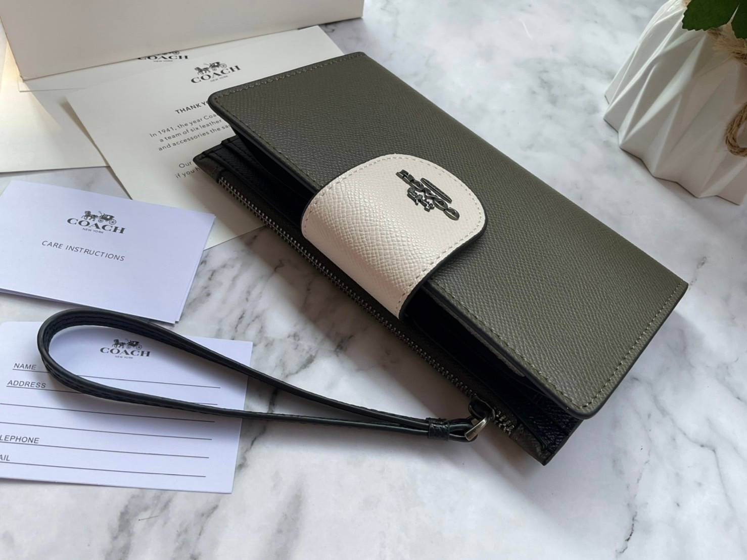 COACH TECH WALLET (COACH C2869) New Coach กระเป๋าสตางค์ใบยาวรุ่นใหม่ ใส่โทรศัพท์ได้ด้วยน๊า!! คอลเลคชั่นสวยหรู