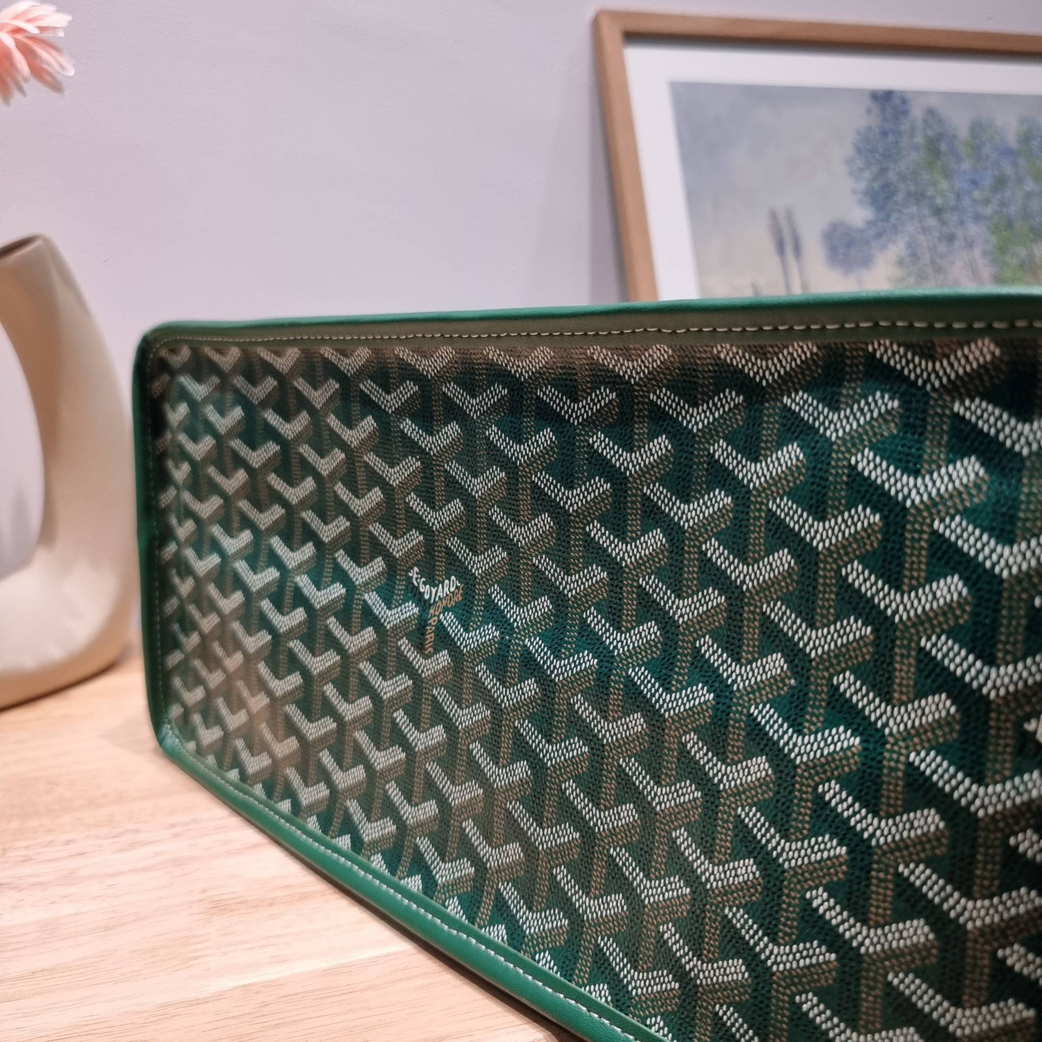 GOYARD ANJOU REVERSIBLE TOTE ฮอตไอเท็ม กับกระเป๋าสะพายทรงโท้ท ใบใหญ่จุใจ!! มาครบสีขายดี เลิศทุกสี รูปทรงคลาสสิค ดีไซน์เป็นเอกลักษณ์ ใช้งานได้หลากหลาย สามารถกลับด้านใช้ได้แบบไม่มีเบื่อ วัสดุหนังแคนวาสพิมพ์ลายสวยคม ภายในโล่งกว้างมาก