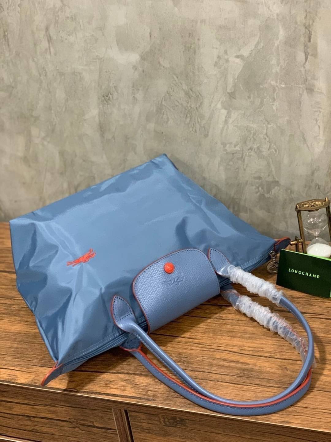 Longchamp LE PLIAGE Club (พร้อมส่ง 8 สี) TOTE BAG S กระเป๋ารุ่นยอดนิยม ที่สาวๆ ต้องมีไว้เก็บไว้สักใบ ด้วยตัวน้ำหนักกระเป๋า Longchamp เบาแสนเบา แต่จุของได้เยอะมาก สำหรับลุคทางการกึ่งลำลอง แฝงความสบาย ยามเดินทาง จุดเด่นอย่างหนึ่งของ กระเป๋าก็คือ สามาถพับเก็