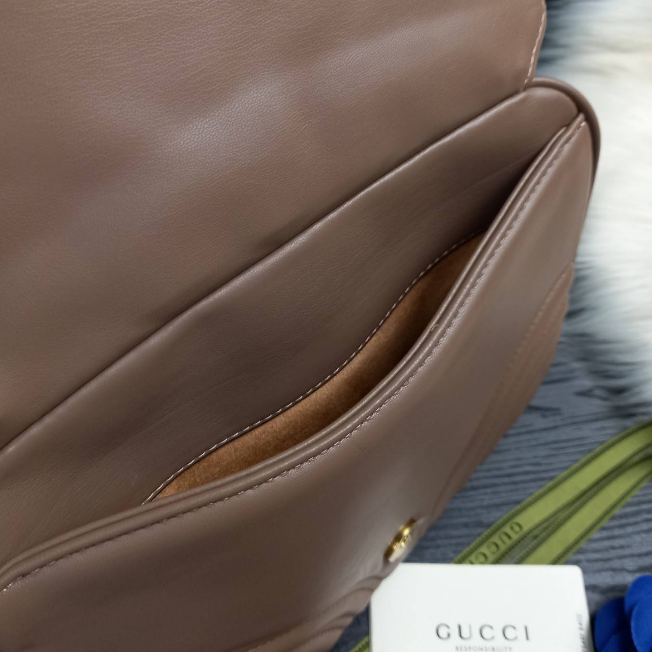 VIP GUCCI GG MARMONT TOP HANDLE SHOULDER BAG / BOLSA GG MATELASSE กระเป๋าถือ กระเป๋าสะพาย คอลเลคชั่นสุดหรู มาพร้อมสายสปอร์ตสะพายยาว สามารถปรับระดับได้ ถอดได้ เป็นอีกรุ่นที่โดดเด่นมากๆ การใช้งานคล้องตัวสุดๆ โดดเด่นด้วยโลโก้ GG ขนาดใหญ่เป็นเอกลักษณ์