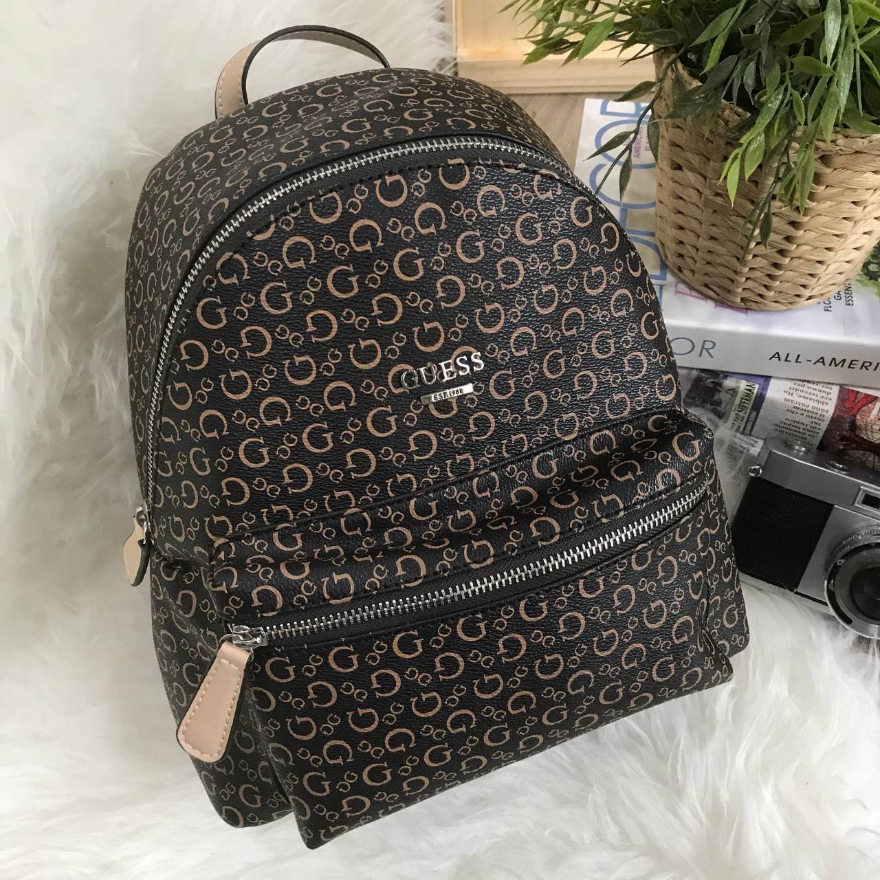 GUESS WOMAN'S FACTORY BACKPACK กระเป๋าเป้ขนาดกำลังดี วัสดุหนังแกะสังเคราะห์เนื้อนิ่ม น้ำหนักเบา มีหูหิ้ว เเละสายสะพายหลังเลื่อนปรับได้ ด้านหน้ามีโลโก้ และช่องซิป เปิดปิดด้วย ภายในกว้าง ใส่ iPad ได้ มากับราคาสุดคุ้มค่ะ