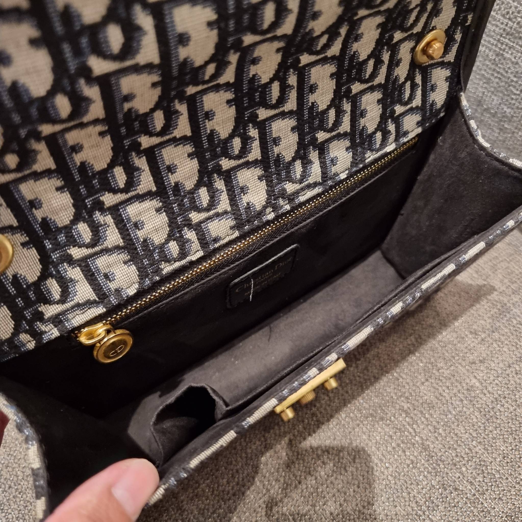 DIOR CD ADDICT FLAP BAG กระเป๋าสะพายดีไซน์คลาสสิค สวยผู้ดี โดดเด่นด้วยโลโก้และอะไหล่ตัวล็อคสีทอง เพิ่มดีเทลความหรูขึ้นไปอีก วัสดุผ้าแคนวาสทอลวดลายเอกลักษณ์ ภายในเป็นช่องโล่ง มีช่องซิป สายสะพายโซ่ในตัว ปรับใช้ได้ 2 แบบ สะพายข้าง หรือสะพายโซ่คู่ที่ไหล่ก็สะด