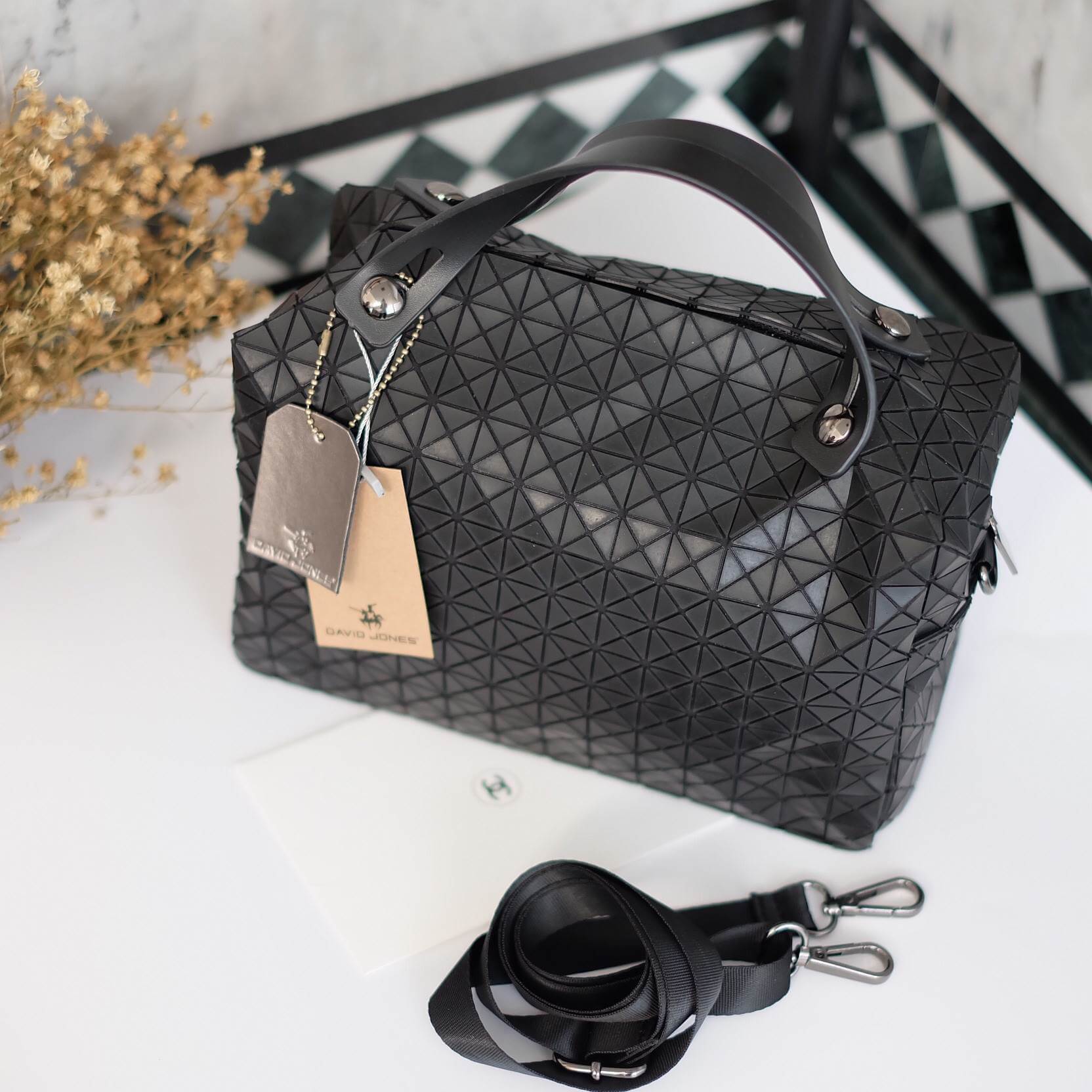 สินค้าขายดีที่สุด ทรงยอดฮิต จากแบรนด์ David Jones สวย น่ารัก ขนาดตอบทุกโจทย์การใช้งาน เห็นแล้วหลงรักเลยคะ ตัวกระเป๋าขนาดกำลังดี จุของคุ้ม สวยมาก ดูแลรักษาง่าย พร้อมสายสะพายยาว ภายในมีช่องซิป และช่องใส่ของจุกจิก 2 ด้าน เลยค่า มีถุงผ้าแบรนด์ให้คะ