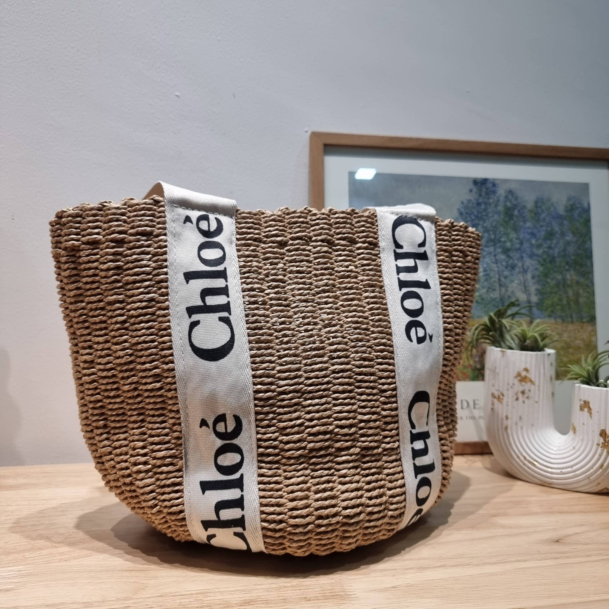 CHLOE LARGE WOODY BASKET กระเป๋าสะพายสานทรงตะกร้า ยอดฮิตติดลมของแบรนด์ ด้วยวัสดุสังเคราห์จากธรรมชาติ สานทอเต็มใบออกมาเป็นลวดลายสวยงาม