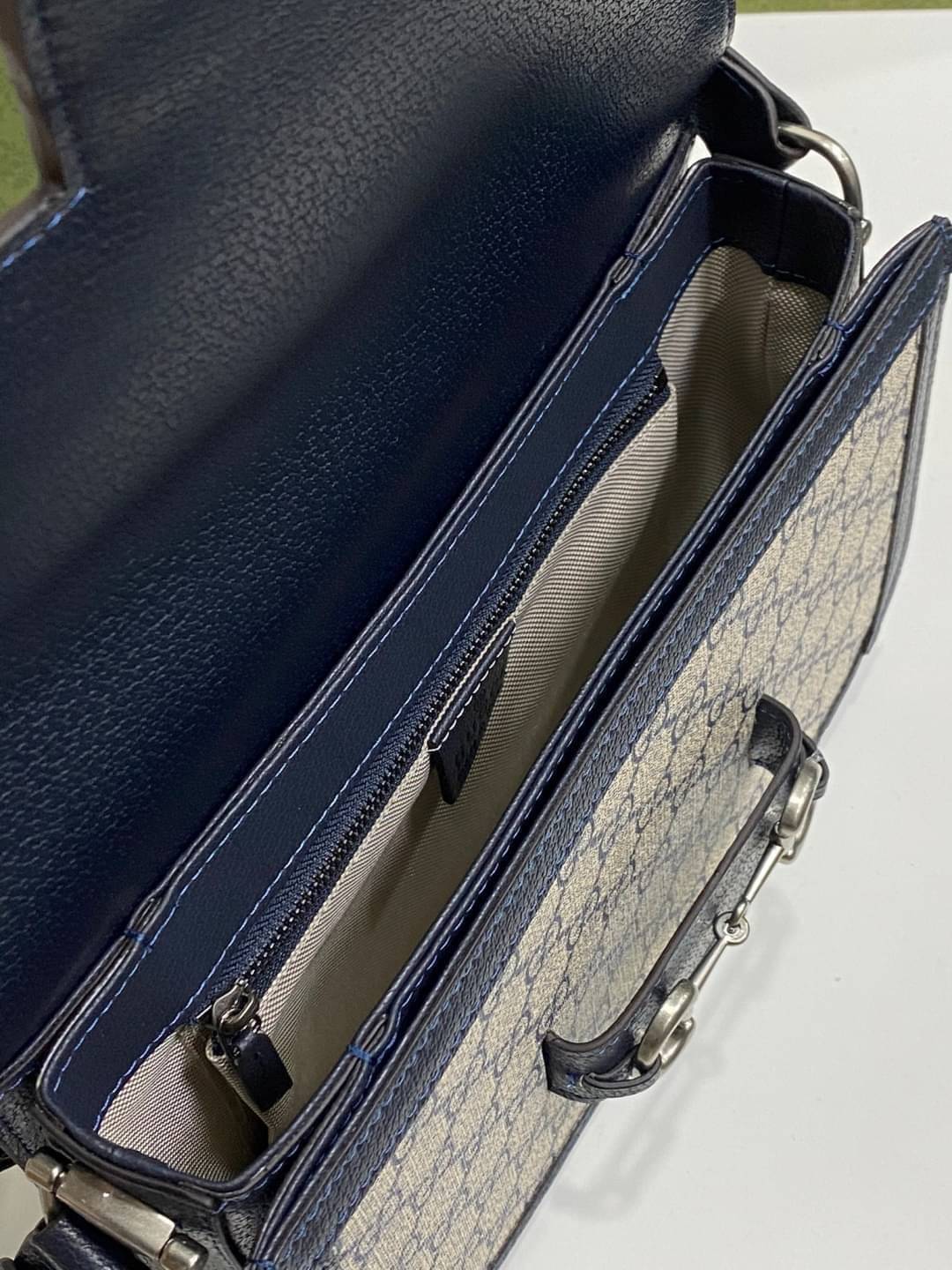 GUCCI Horsebit 1955 GG mini bag กระเป๋าสะพายสุดหรู ผ้าแคนวาส GG Supreme ดีไซน์ร่วมสมัยผ่านการออกแบบใหม่ ถ่ายทอดความรู้สึกเกี่ยวกับการละทิ้งกฎเกณฑ์เดิมๆ ของแฟชั่นผ่านการออกแบบ โดยแบรนด์ถ่ายทอดแนวคิดที่ว่าชิ้นงานควรอยู่เหนือกาลเวลา