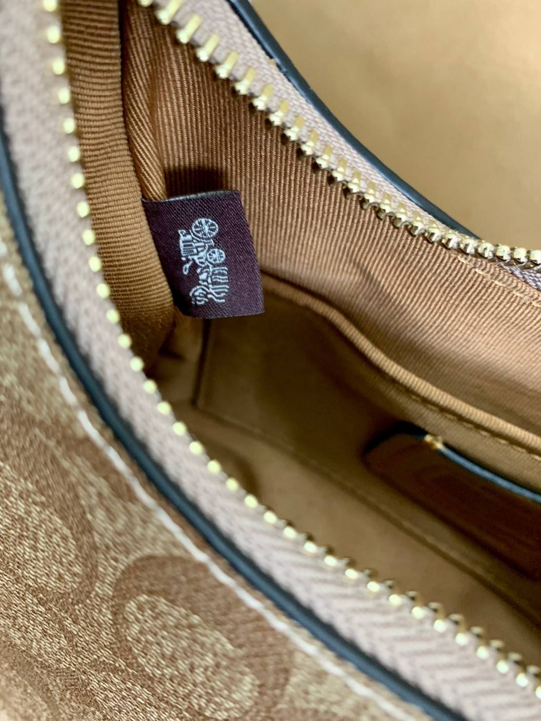 COACH KLEO HOBO BAG ((C7257//C6809//C6807)) พร้อมส่ง คุณภาพเกินเบอร์เลยจ้าา จำนวนจำกัด! กระเป๋าคล้องไหล่หรือสะพายข้างได้ Hobo รุ่นใหม่ล่าสุด ดีไซด์รูปทรงให้ดูเรียลขึ้น หนังแท้นิ่มสวย เปิดปิดกระเป๋าแบบซิปมีหนังห้อยลงมา ภายในกระเป๋าสามารถใส่กระเป๋าเงินใบยาว