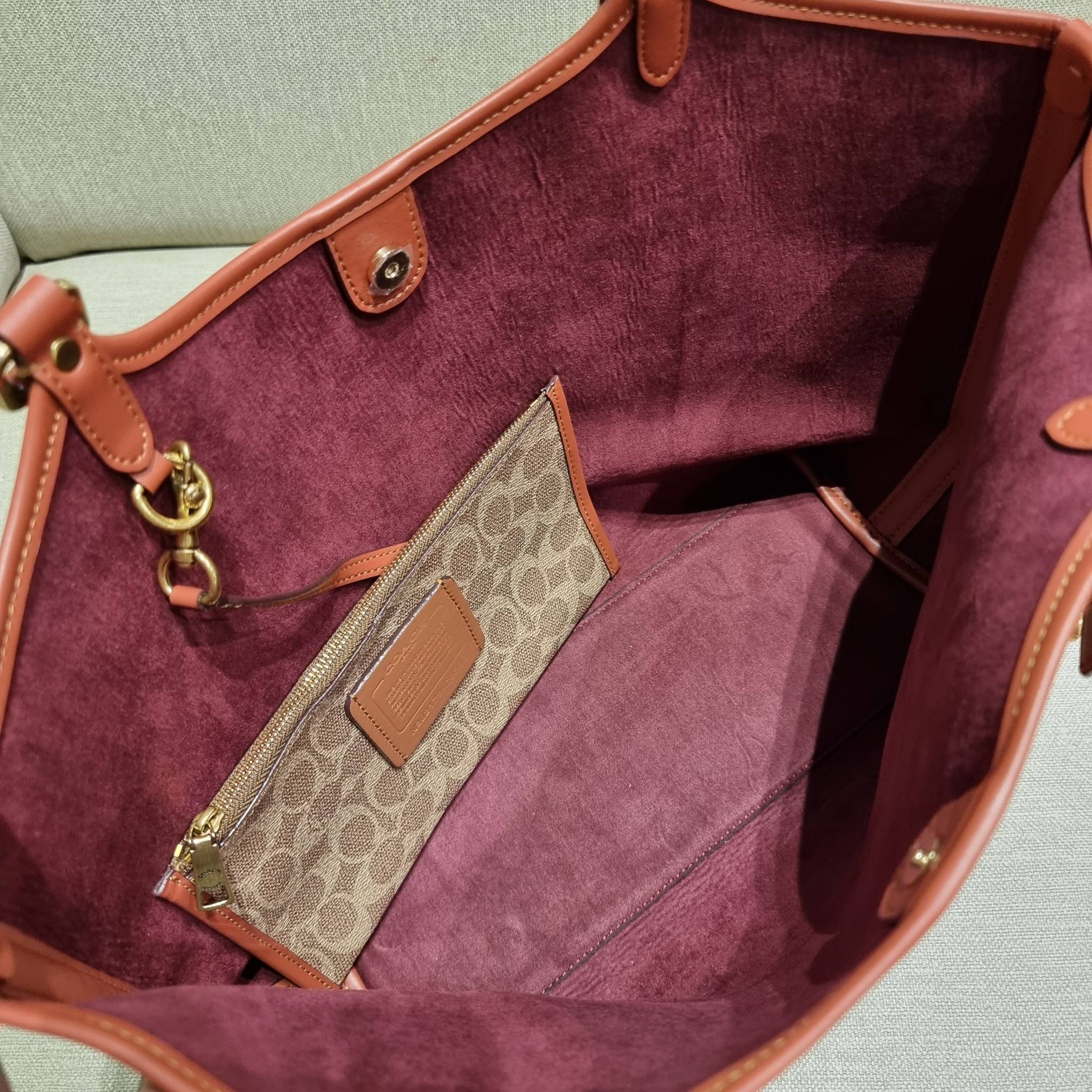 COACH C6336 DAY TOTE IN SIGNATURE CANVAS ใหม่ล่าสุด กับกระเป๋าทรงโท้ทใบใหญ่ สวยสะกดสายตา ด้วยดีไซน์ที่ดูเรียบง่าย แต่แฝงไปด้วยดีเทลเล็กๆ ที่เสริมให้ไอเท็มนี้ดูแพง พิเศษ กระเป๋าลูกใบเล็กอีกหนึ่งใบ พกติดกับกระเป๋า หรือจะเอาไปแยกใช้ก็ได้ วัสดุหนังแคนวาส สลับ