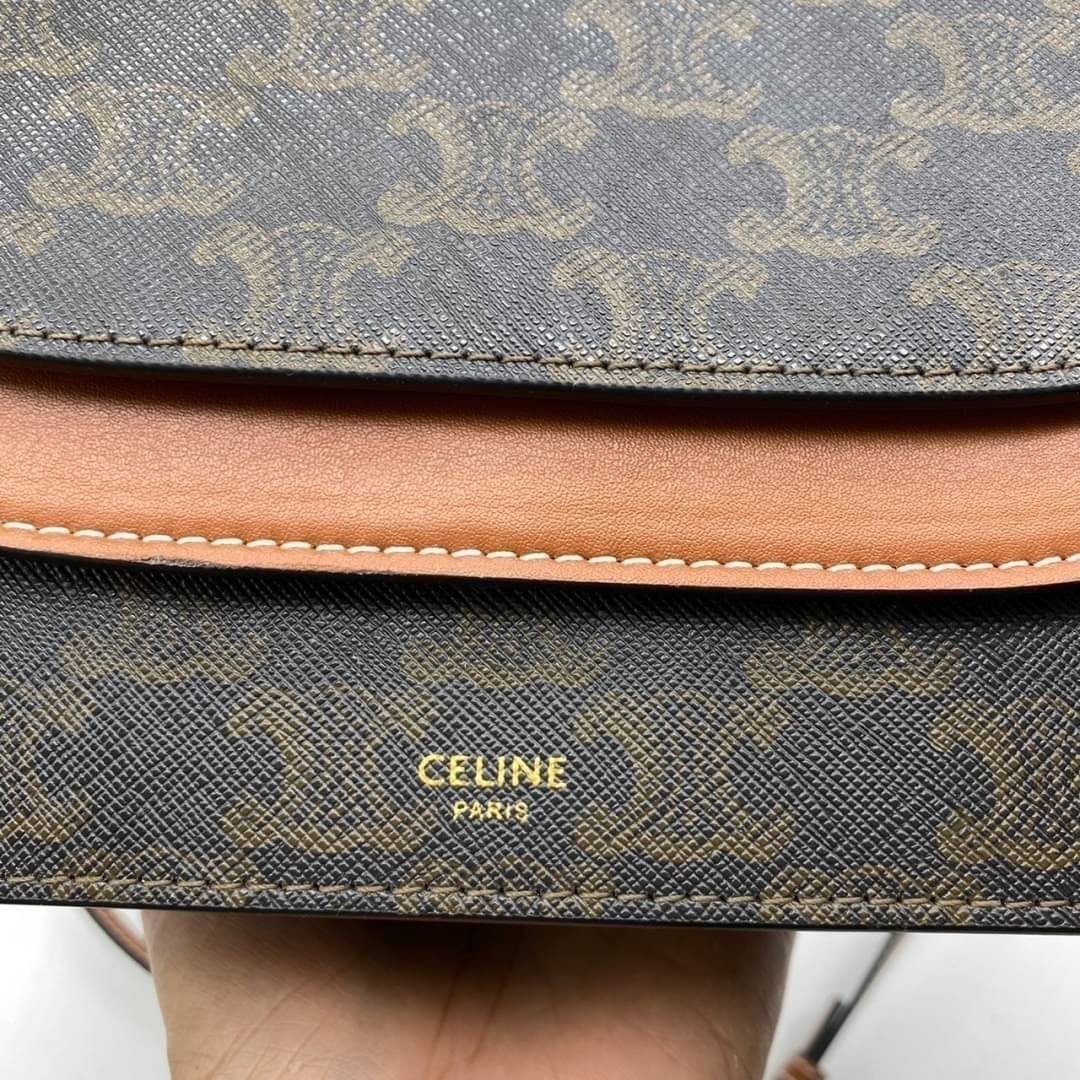 CELINE WALLET ON STRAP / CELINE TRIOMPHE CLUTCH กระเป๋าสะพายข้างใบเล็กสวยคลาสสิค สวยตะโกน งานเป๊ะปัง มีสายสะพายหนังสีน้ำตาล ถอดสายออกเพื่อเป็นกระเป๋าถือทรงคลัชท์เปลี่ยนลุคช์ ลวดลายtriomphe ความเป็นแบรนด์ CELINE ได้อย่างชัดเจน ให้ความรู้สึกที่ดูวินเทจ ที่ส