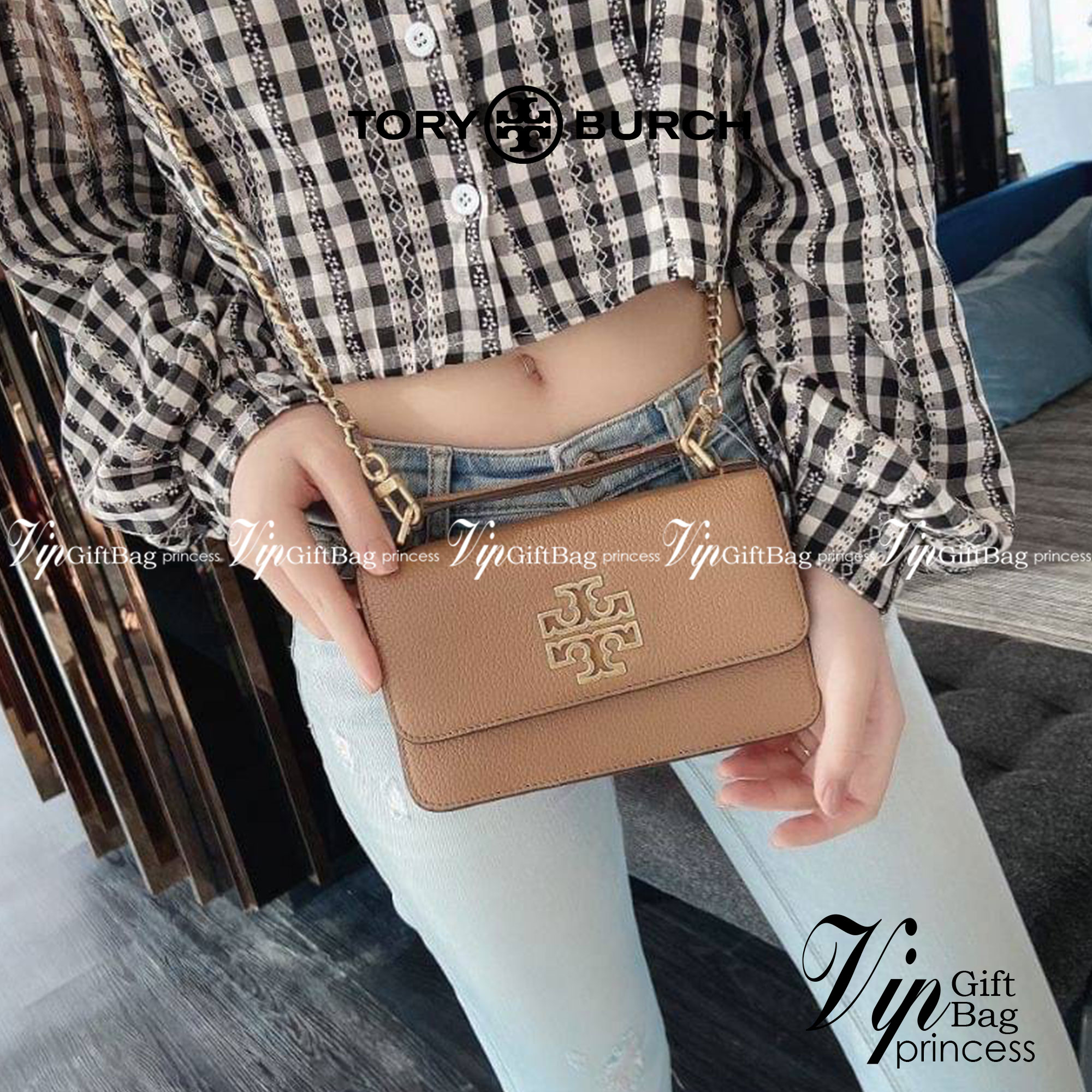 TORY BURCH BRITTEN MINI TOP HANDLE BAG พร้อมส่งที่ไทย กระเป๋าสะพาย Crossbody วัสดุหนังวัวแท้ การออกแบบเรียบง่าย ยังคงความหรูหราเอาไว้ มาพร้อมสายยาวโซ่อะไหล่ทองสลับหนัง ถอดออกได้ ตอบสนองการใช้งานได้ดี มีหูหิ้วด้านบนสามารถใช้งานได้ในหลายโอกาสค่ะ