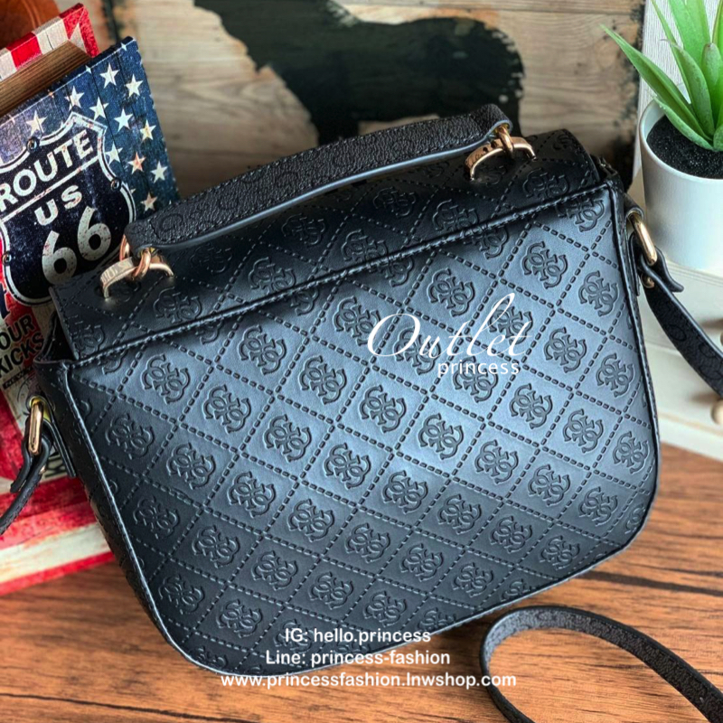 GUESS LOGO EMBOSSED CROSSBODY BAG กระเป๋าสะพายไหล่หรือสะพายข้าง สายสะพายปรับความยาวได้ เปิดปิดด้วยกระดุมแม่เหล็ก ตัวกระเป๋าปั้มลายG เป็นsignatureรอบใบ ดูมีดีเทล ภายในบุผ้าลายG มีช่องซิปและช่องเล็กเป็นสัดส่วน ใส่กระเป๋าสตางค์ยาวหรือของจุกจิก อื่นๆได้ สวยทั
