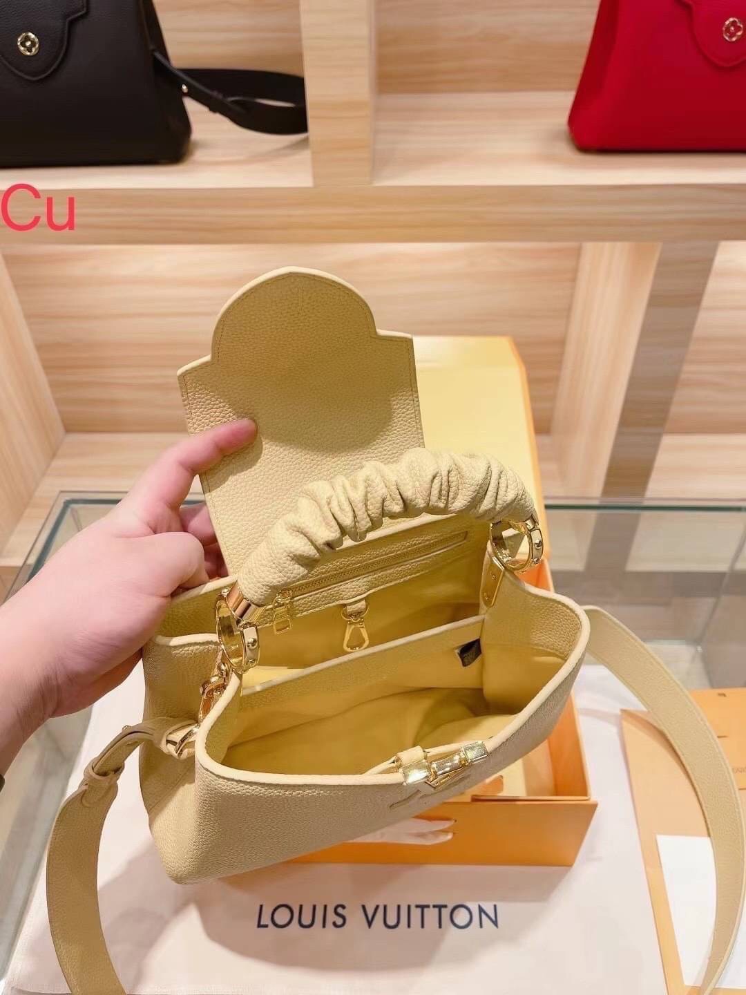 LV CAPUCINES BB top handle ที่สุดของความสวยในราคาเบาๆ กระเป๋าถือสุดหรู มาพร้อมหูจับหนังจับย่น ดีไซน์ทรงคลาสสิค ดีงามม้ากกกก!! ด้วยรูปทรงวินเทจ พร้อมส่งครบ box set ในราคาที่คุ้มที่สุด จัดเถอะค่า ยืนยันว่าสวยคุ้ม!!