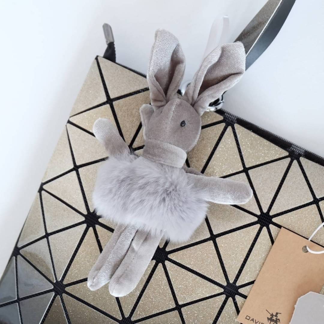 David Jones รุ่น Candy color ใบนี้ มาพร้อมกับน้องกระต่าย สีเข้า set กับกระเป๋าคะ