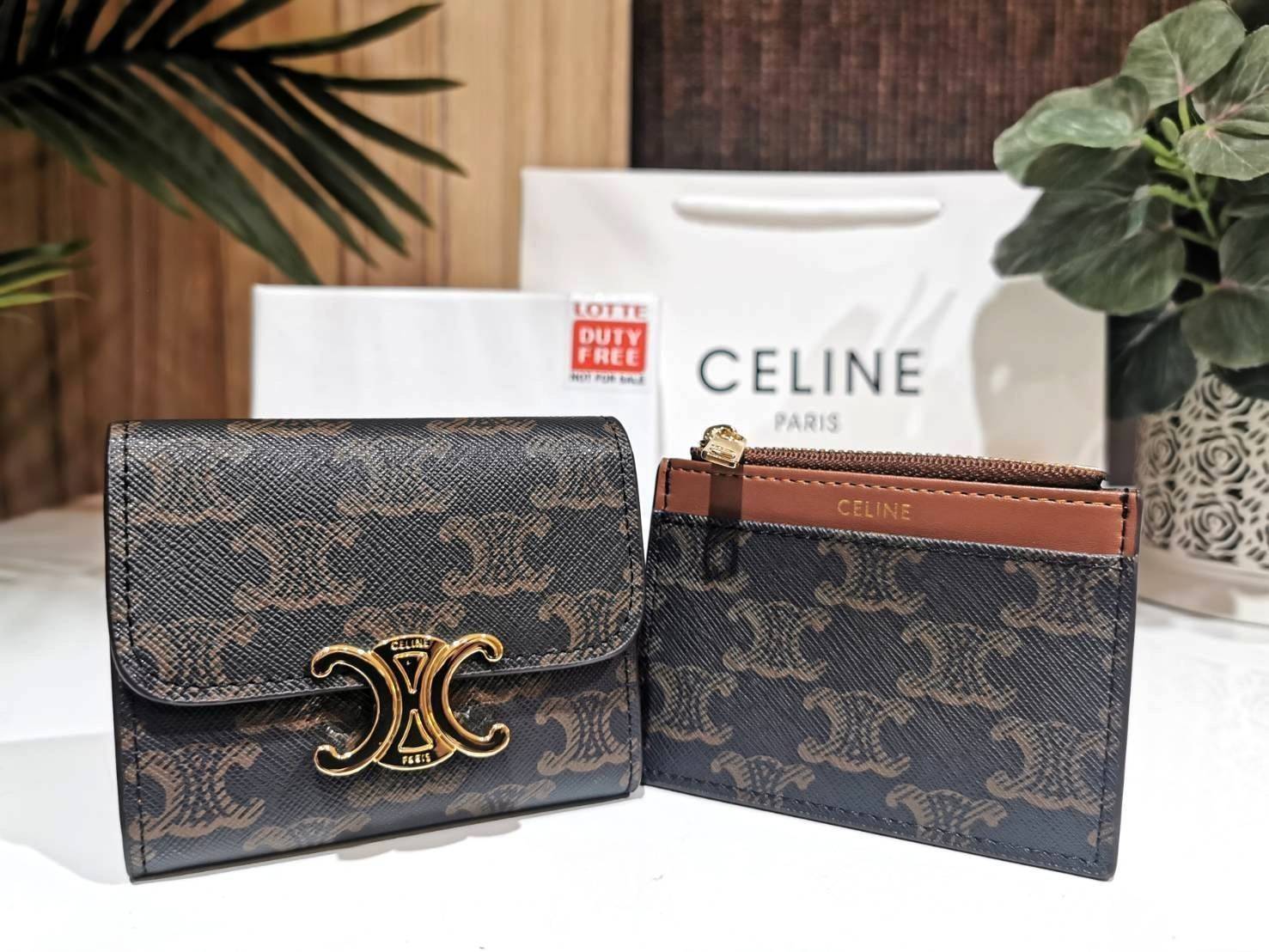 VIP 】CELINE SHORT WALLET VIP GIFT WITH PURCHASE GWP พรีเมี่ยมกิ๊ฟ Limited จาก CELINE HAUTE PARFUME DUTYFREE COUNTER วัสดุ Triomphe Canvas รุ่นใหม่เปิดปิดฝาพับกระดุม ภายในมีช่องแบ่งหลายช่อง ช่องใส่บัตรหลายช่อง ช่องใส่ธนบัตรใส่แบงก์พันได้เหมือนกระเป๋าสตางค์