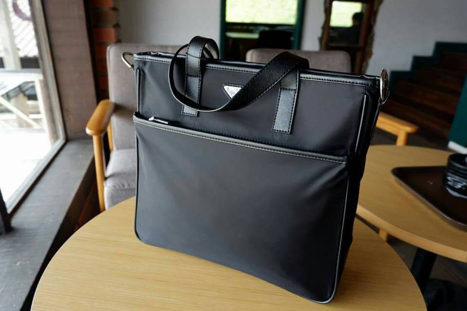 Prada tote bag เอาใจหนุ่มๆ สำหรับ messenger bag เป็นผ้าไนล่อนนาโน ตัวกระเป๋าขนาดกำลังดี สีดำสวยมาก สะพายไปทำงาน หรือเรียน เท่ห์ และคลาสสิคสุดๆ ค่ะ ✔น้ำหนักเบา จุของคุ้ม สายยาว ปรับได้ free size ✔สามารถสะพาย crossbody ได้ ใบนี้ห้ามพลาดเลย