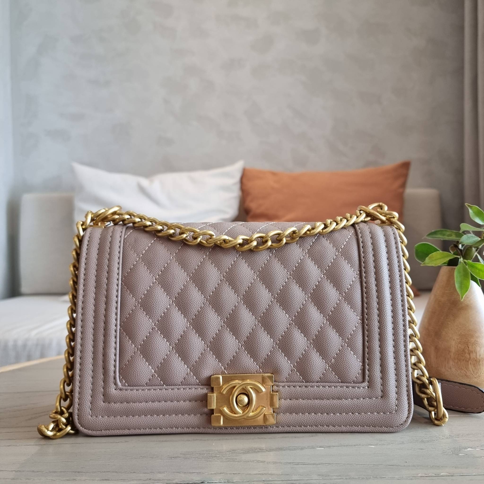 Chanel Boy 10" พร้อมส่งที่ไทย รุ่นสุดฮอต อะไหล่สีทองสุดหรู วัสดุหนังลายคาร์เวีย ทรงคลาสสิคที่สาวๆห้ามพลาด!! ในราคาสุดคุ้ม เปิด-ปิดกระเป๋าด้วยตัวล็อค ภายในโล่งกว้าง ไซส์ใหญ่ใส่ของได้เยอะ มีช่องแยกในกระเป๋า มาพร้อมสายสะพายโซ่สลับหนังรองบ่า (ถอดได้-ปรับ