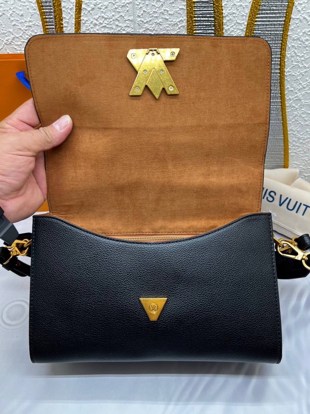 LV Twist Bag 27cm กระเป๋าสะพายดีไซส์เรียบหรูดูแพง ต้องยกให้รุ่นนี้ โลโก้อะไหล่สีทองหรูหราโดดเด่น ที่สุดของความสวยคลาสสิคย้อนยุค ภายในเป็นช่องโล่ง ควรมีติดตู้ไว้ซักใบค่ะ