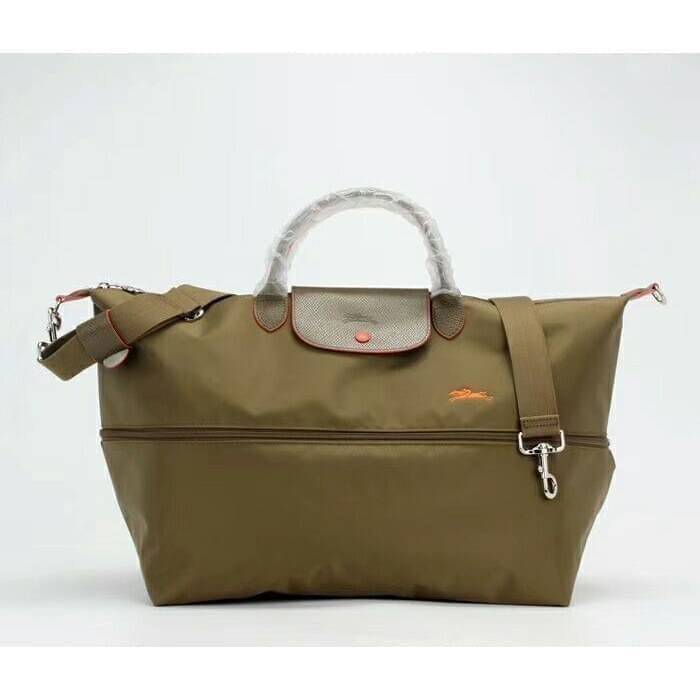 LONGCHAMP LE PLIAGE CLUB TRAVEL BAG กระเป๋าขนาดใหญ่สำหรับการเดินทาง เราเรียกที่นี้ว่า travelling bag รุ่นคลาสสิค มาพร้อมสายสะพายยาวที่ปรับและถอดออกได้ ความพิเศษของรุ่นนี้ที่ครองใจนักเดินทางทั่วโลก คือซิปรอบตรงกลางตัวกระเป๋า สามารถเปิดซิปเพื่อขยายขนาดและพั