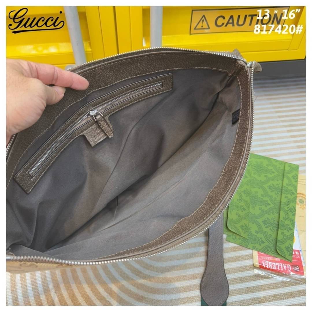 Gucci B medium shoulder bag รุ่นใหม่แบรนด์หรู กระเป๋าสะพายทรงโฮโบ ขนาดใหญ่ จุของได้เยอะ ใหม่ล่าสุดก่อนใคร รูปทรงสวยคลาสสิค พิมพ์ลาย GG คมชัด ภายในเป็นช่องโล่ง เป็นไอเท็มสวยรับทรัพย์ก่อนปีใหม่ได้เลย