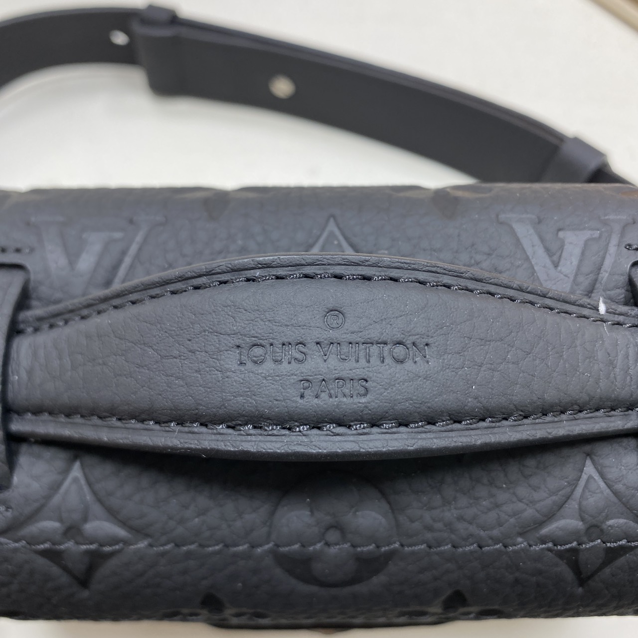 TOP ORI หนังแท้ | LV Soul Trunk Bag Taurillon leather with Monogram pattern กระเป๋าสะพายทรงทรังค์ ครอสบอดี้ขนาดกะทัดรัด หนังแท้เนื้อนุ่มประทับลาย Monogram หรูหราเป็นเอกลักษณ์ เสริมมุมโดดเด่นดีเทลหนังประณีต