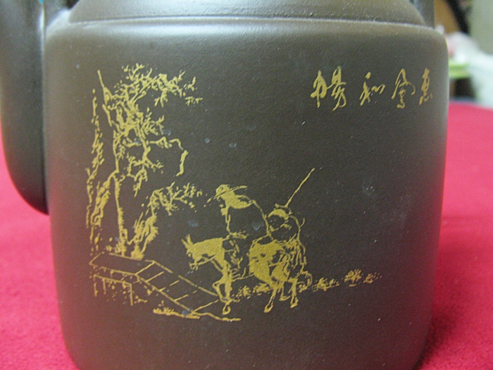 สินค้าหมดค่ะ กาน้ำชาคนขี่ม้า-ตัวหนังสือจีนปั้นด้วยมือ(ทำจากดินจื่อซา)สีม่วงประกายแดงค่ะ