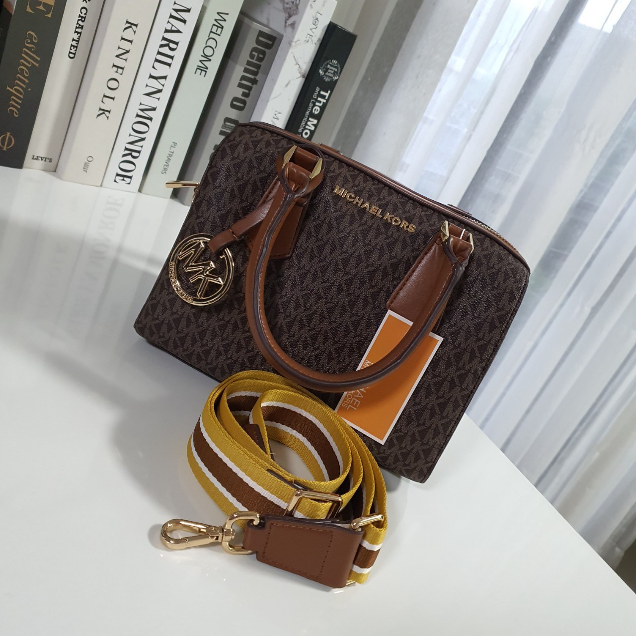 MICHEAL KORS HAYES DUFFLE BAG กระเป๋าสะพายทรงหมอนยอดฮิต ขนาดกลาง วัสดุหนังสังเคราะห์ปั้มลาย MK ทั้งใบ สวยอยู่ทรง ประดับโลโก้แบรนด์ด้านหน้า ด้านในบุผ้าไนลอน มีช่องซิปอีกหนึ่งช่อง สามารถใส่กระเป๋าสตางค์ใบยาว มือถือ iphone เงิน ของจุกจิกได้ มาพร้อมแท็กห้อยสุ