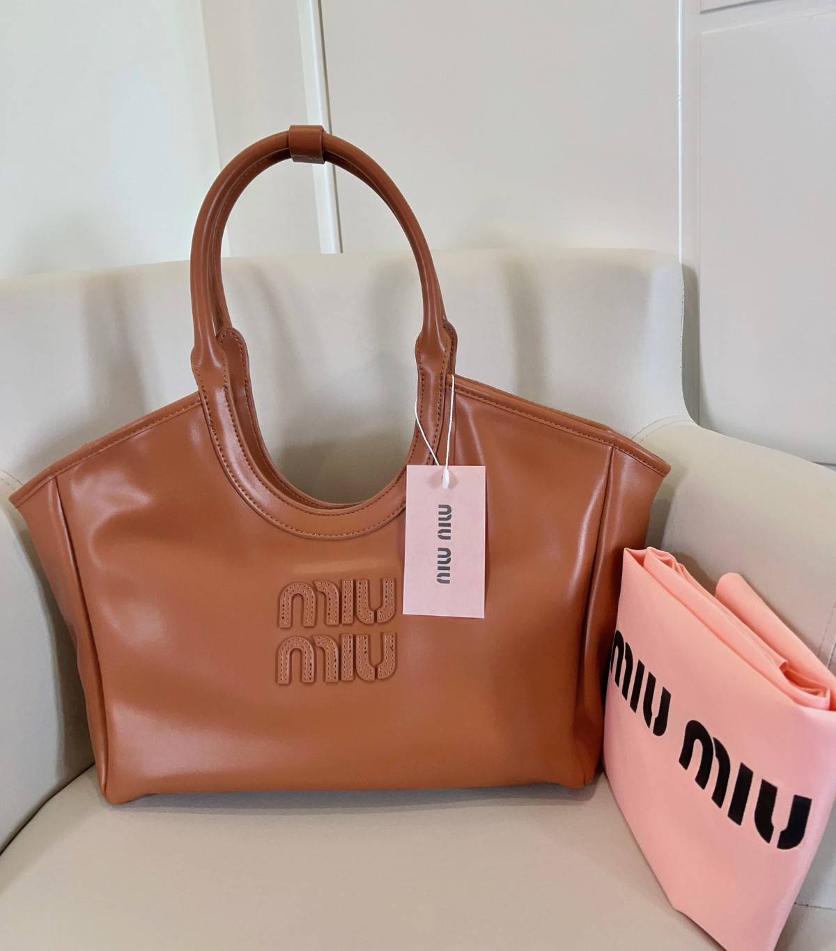 Mui Mui Ivy Tote Bag กระเป๋าสะพายทรงโท้ท ภายในโล่งกว้าง หนังนิ่มเงาสวยมาก เกรดออริ 1:1 ใช้งานต่างประเทศได้