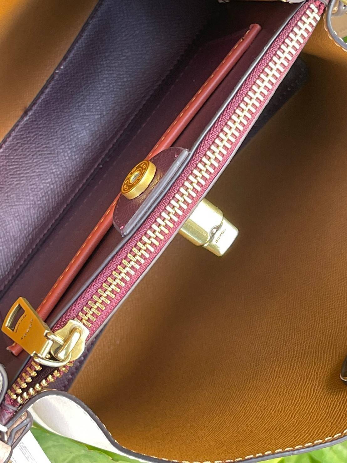 Coach Willow Bucket Bag In Colorblock รุ่นใหม่สุดปัง เป็นกระเป๋าสไตล์ใช้ได้ทุกวัน จุของได้เยอะและน้ำหนักเบา ไซส์กลางใช้หนังลายกรวด มีช่องใส่ของ 2 ช่องและมี 1 ช่องซิปตรงกลางไว้สำหรับใส่ของสำคัญ เปิดปิดแบบ turnlock ถือคล้องแขนหรือสะพายไหล่หรือสะพายข