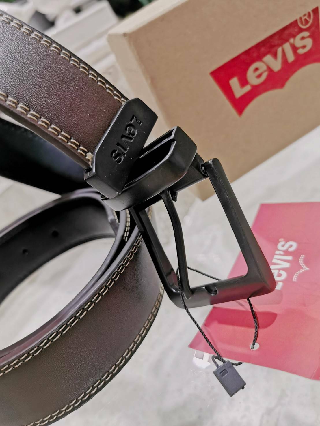 Levie's men reversible Leather Belt Gift Box รุ่นยอดนิยมสายเข็มขัดด้านหนึ่งเป็นสีดำอีกด้านเป็นสีน้ำตาลสามารถสลับด้านใช้ได้ หัวเข็มขัดอะไหล่โลหะปั้มโลโก้สามารถปรับพลิกหน้าหลังได้ดีไซน์คลาสสิคเข้าได้กับทุกชุดสายสามารถปรับได้หลายระดับ แข็งแรงทนทานสินค้า