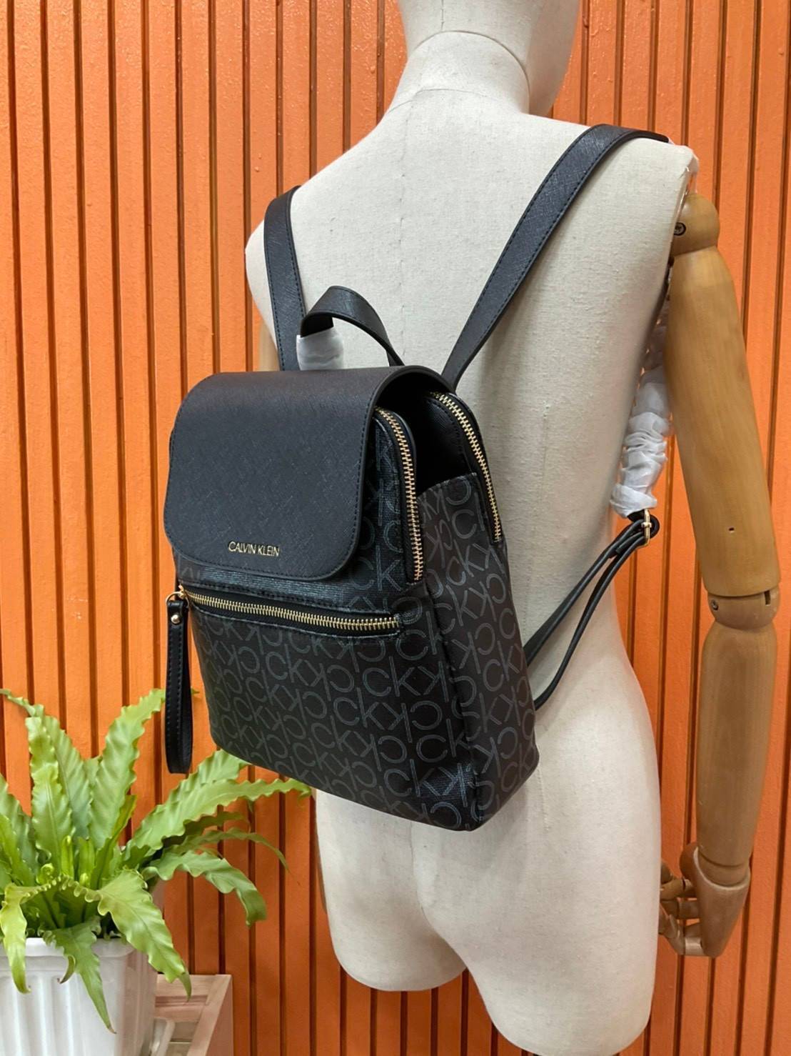 ของแท้ 💯% Elaine Calvin Klein Monogram Small Backpack 💕ของมันต้องมี สวยหรูดูแพงมาก สำหรับรุ่นนี้ และมีฟังชั่นช่องการใช้งานที่มากที่สุด!!! 💕 กระเป๋าสะพายเป้รุ่นใหม่ชนช้อป รุ่นยอดนิยม