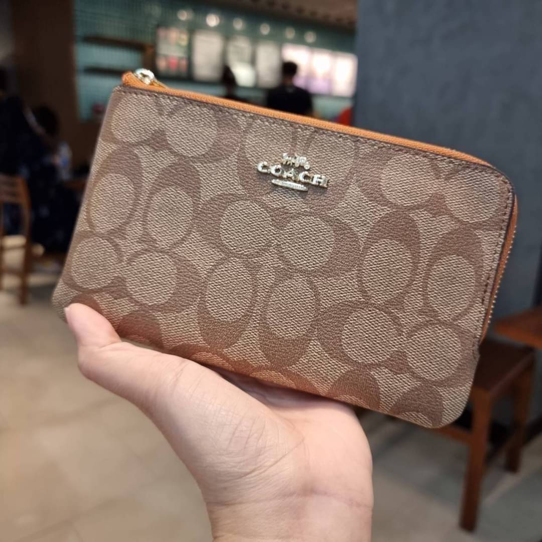 COACH F87591 DOUBLE CORNER ZIP WALLET IN SIGNATURE COATED CANVAS คล้องมือรุ่น 2 ซิป!! มาแล้วจ้า 🌟🤗 ไซส์นี้คือเหมาะมือจริงๆ พกง่ายเช่นเคย ไม่ต้องกังวลว่าจะเกะกะหรือกินพื้นที่กระเป๋าหลัก วัสดุหนังแคนวาสเคลือบลาย มีช่องหลักแยก 2 ช่อง ภายในบุผ