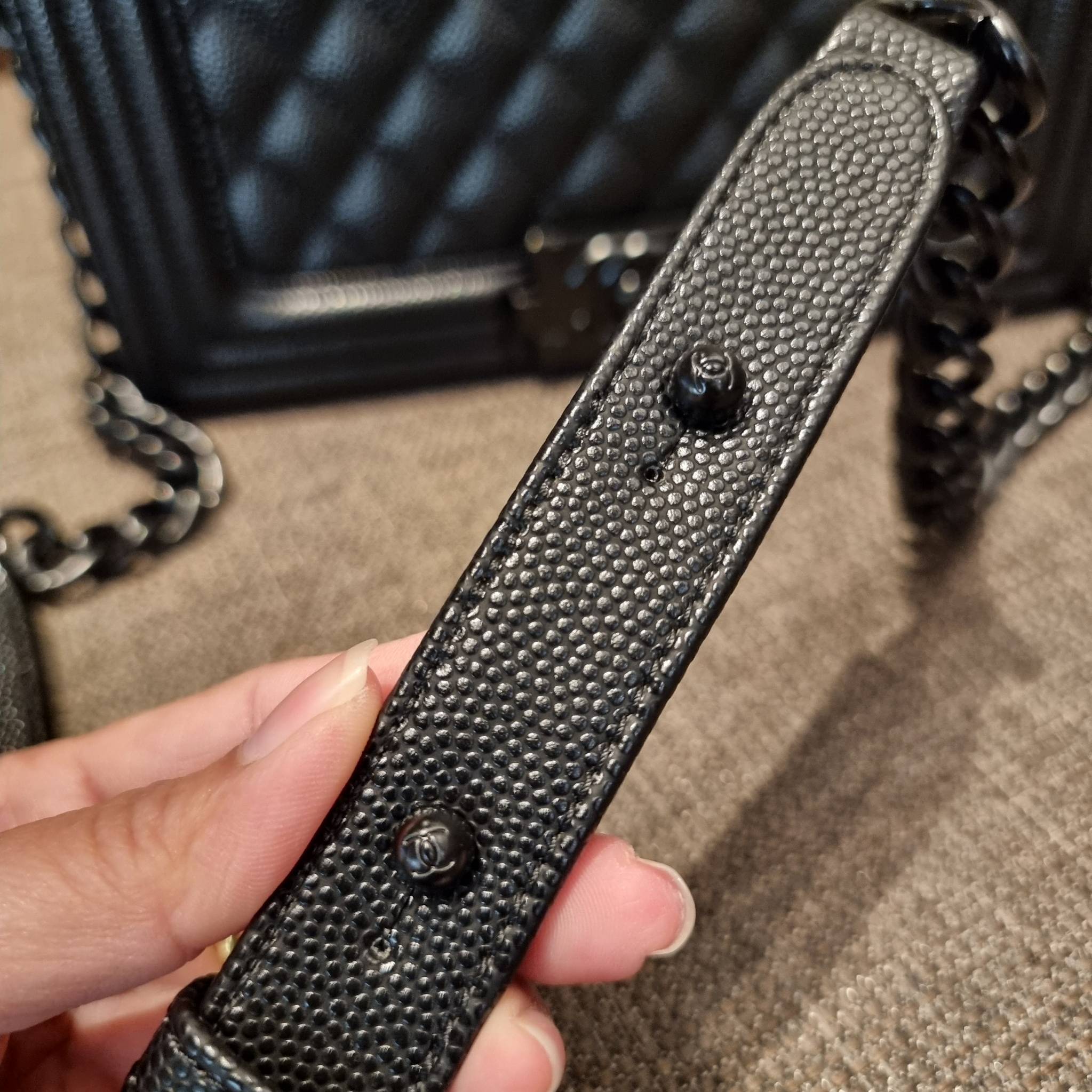 Chanel Boy 10" พร้อมส่งที่ไทย รุ่นสุดฮอต ดีไซน์อะไหล่ดำ เรียบหรูมากๆ!! วัสดุหนังลายคาร์เวีย ทรงคลาสสิคที่สาวๆห้ามพลาด!! ในราคาสุดคุ้ม เปิด-ปิดกระเป๋าด้วยตัวล็อค ภายในโล่งกว้าง ไซส์ใหญ่ใส่ของได้เยอะ มีช่องแยกในกระเป๋า มาพร้อมสายสะพายโซ่สลับหนังรองบ่า 