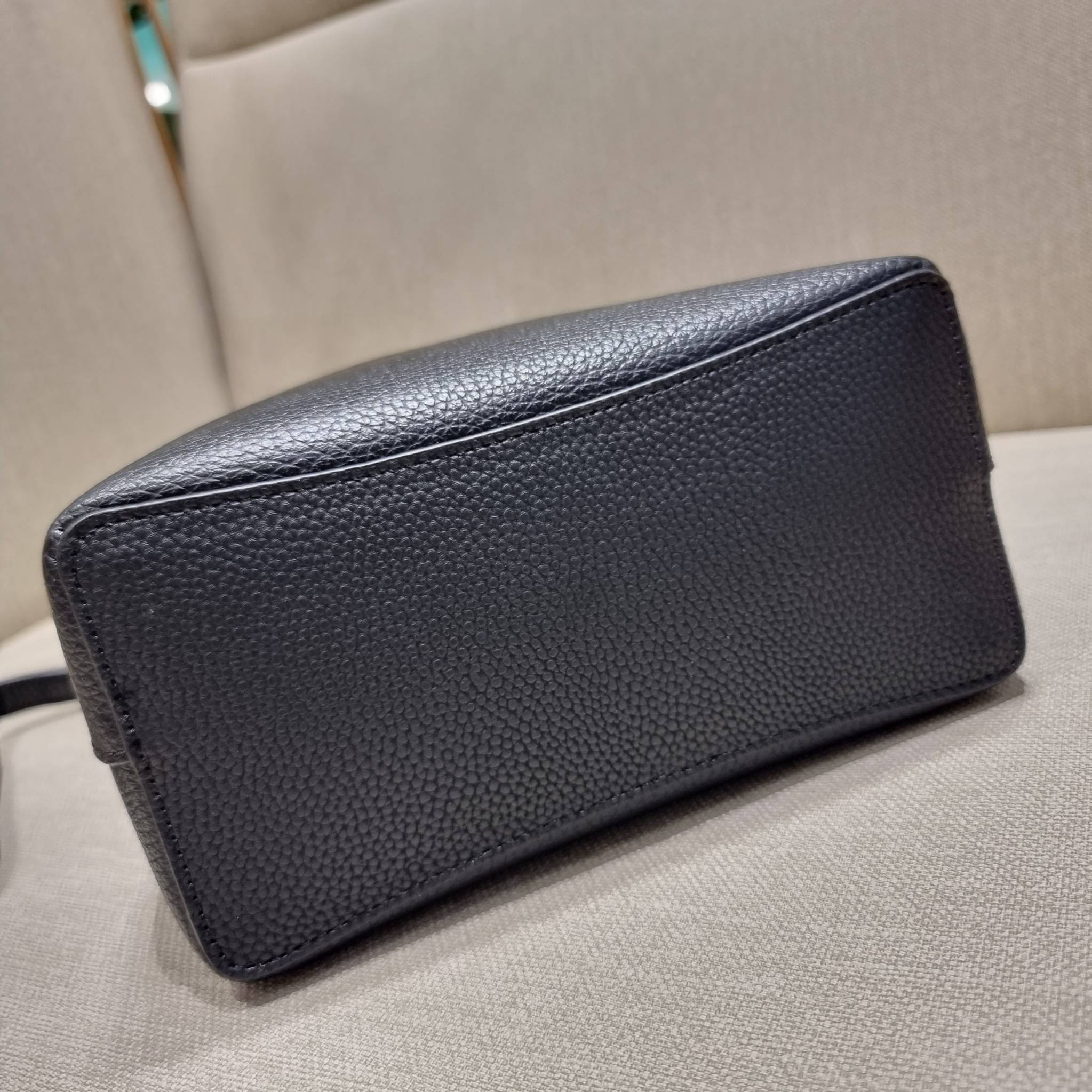 COACH 1011 SMALL TOWN BUCKET BAG รุ่นยอดนิยมใบเล็ก กระเป๋าทรงบัคเก็ต สีคลาสสิคเรียบหรู ตัดกับโลโก้สีทองดูโดดเด่น วัสดุหนัง pepble สวยคมทุกมุมจริงๆ!! เปิด-ปิดด้วยกระดุมแม่เหล็กทั้ง 2 ฝั่ง ภายในเป็นช่องโล่ง มาพร้อมสายสะพายปรับได้ตามตัว ขนาดใบนี้กำลังสวย สะพ