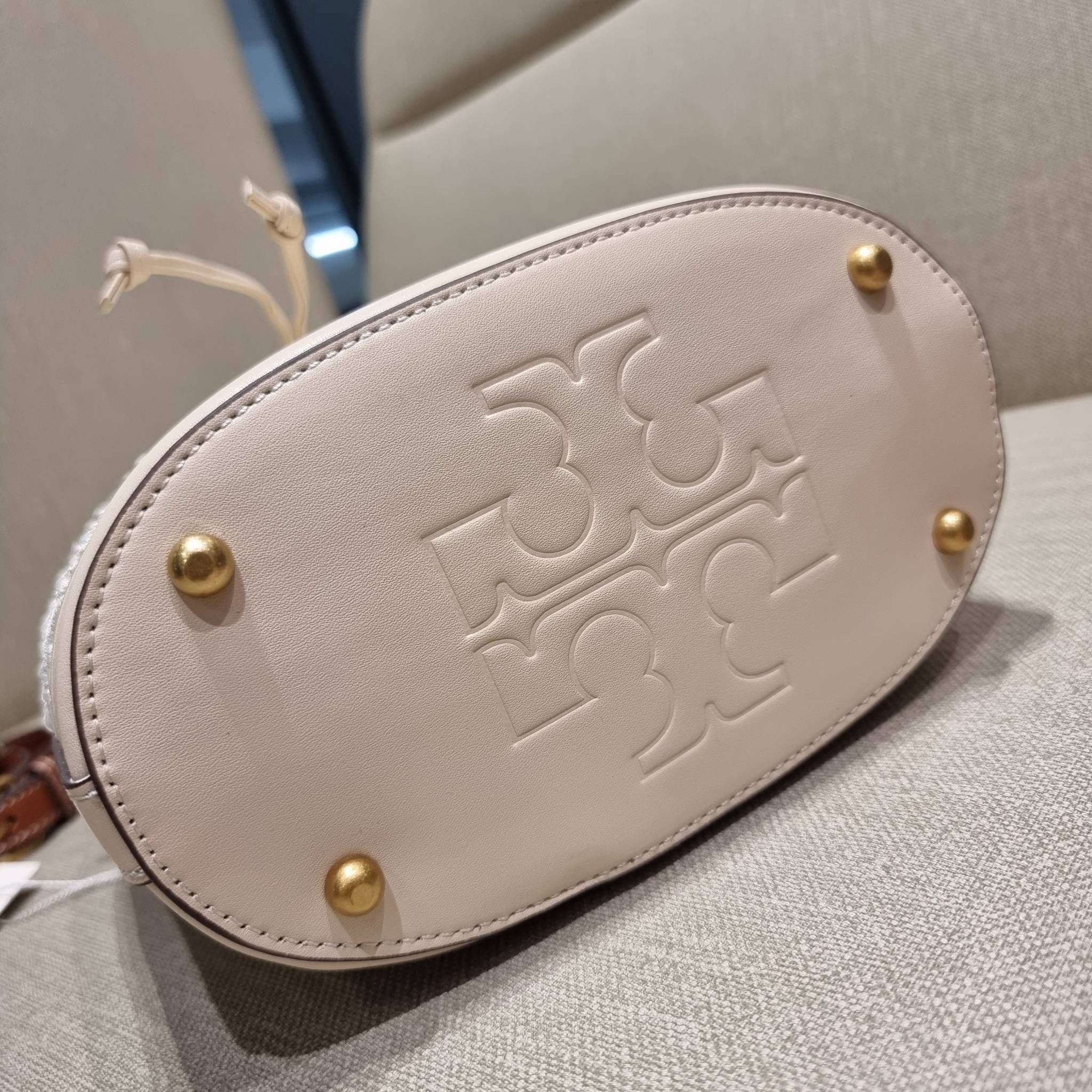 TORY BURCH T MONOGRAM STRAW BUCKET BAG ใหม่ก่อนใคร พร้อมเสิร์ฟความสวยให้ถึงบ้านแล้วน้า กระเป๋าบัคเก็ตทรงยอดนิยม ดีไซน์ใหม่ล่าสุด ยูนีคไม่เหมือนใคร ลายสานเต็มใบ พร้อมปักโลโก้เอกลักษณ์ โดดเด่น งานฝีมือมากๆ สลับส่วนของหนังที่ขอบและก้นกระเป๋า ภายในเป็นช่องโล่