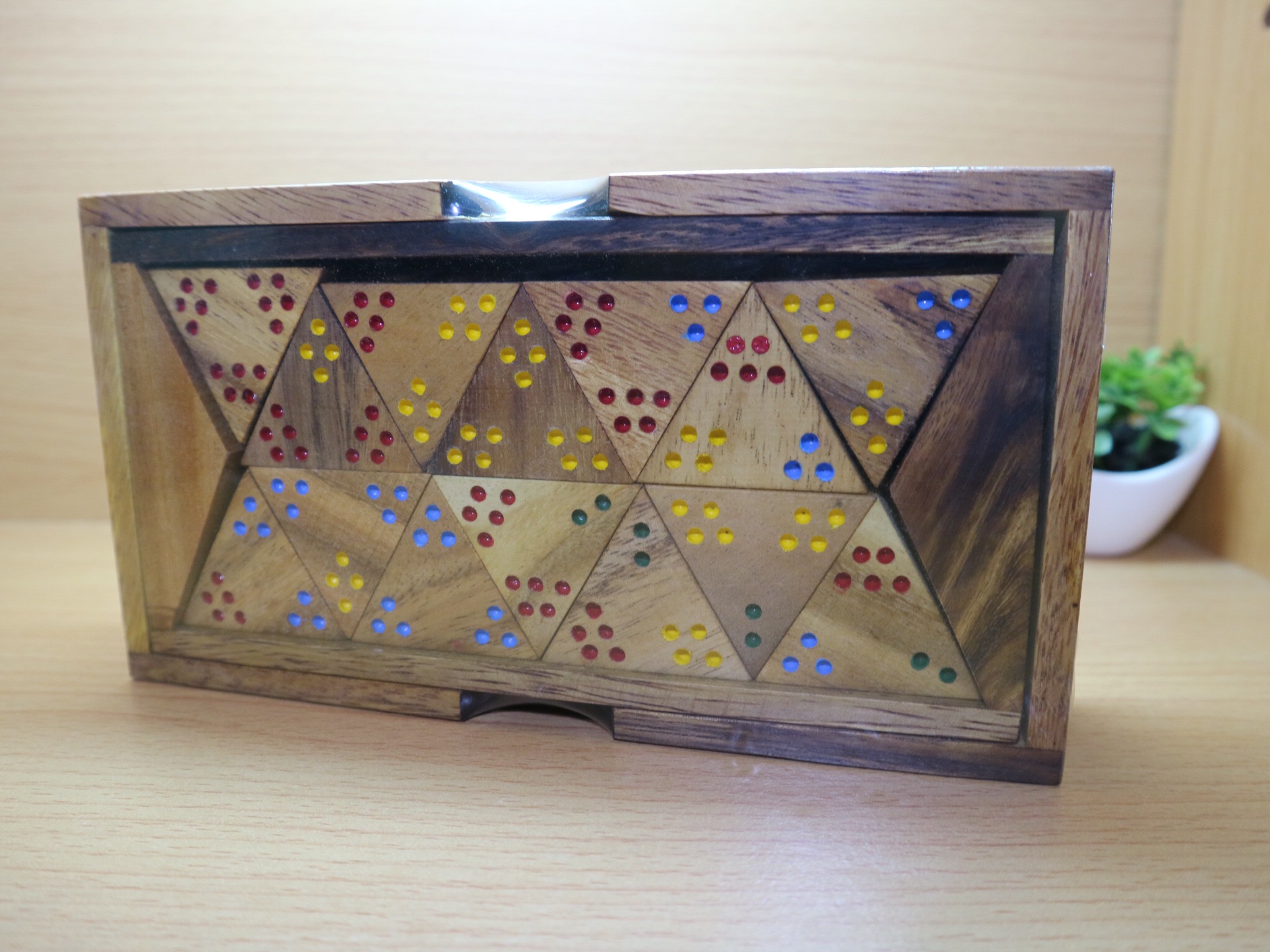 โดมิโน่สามเหลี่ยมไม้