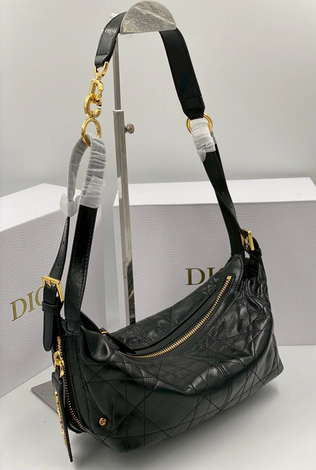 ORI หนังแท้ | DIOR D-Journey Bag กระเป๋าสะพายนิยามใหม่ดีไซน์ทันสมัย โดดเด่นด้วยรูปทรงโฮโบที่มาพร้อมกับดีไซน์ที่นุ่มนวลและทันสมัย พร้อมกับช่องใส่ของแบบติดซิป