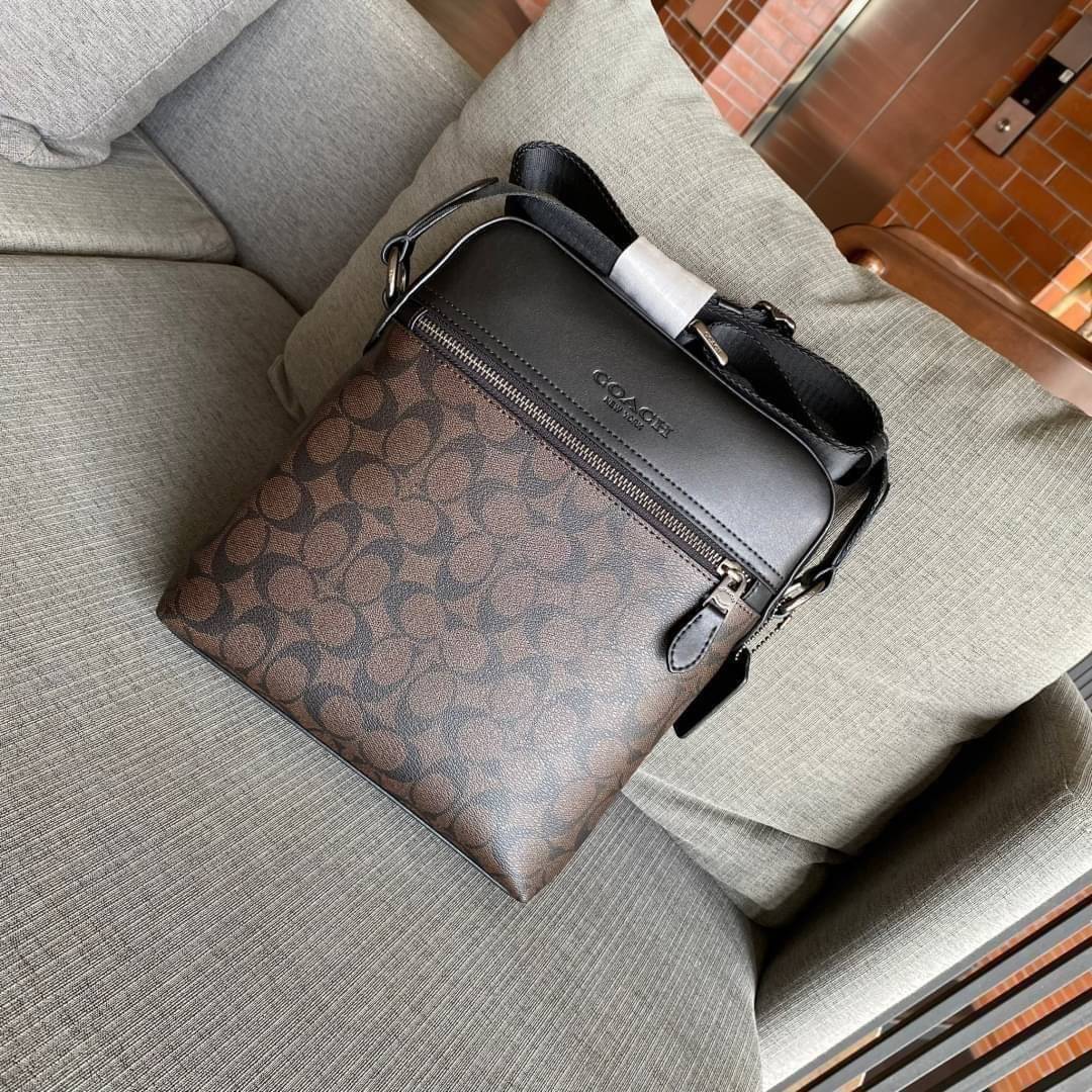 COACH HOUSTON FLIGHT BAG IN SIGNATURE CANVAS (F73336) ขายดีตลอดกาล!! คลาสสิคไม่มีใครเกิน!! กระเป๋าสะพายข้างทรงแมสเซ็นเจอร์ยอดฮิต ทรงสวย ดูดี 🔥 เป็นอีกรุ่น ที่พลาดแล้วต้องรอนานมากๆ ฮ๊อต ฮิต สุดๆ ใช้ได้ทุกเพศ Unisexสุดๆ เท่ห์มากบอกเลย จะออกงานไหน ไม
