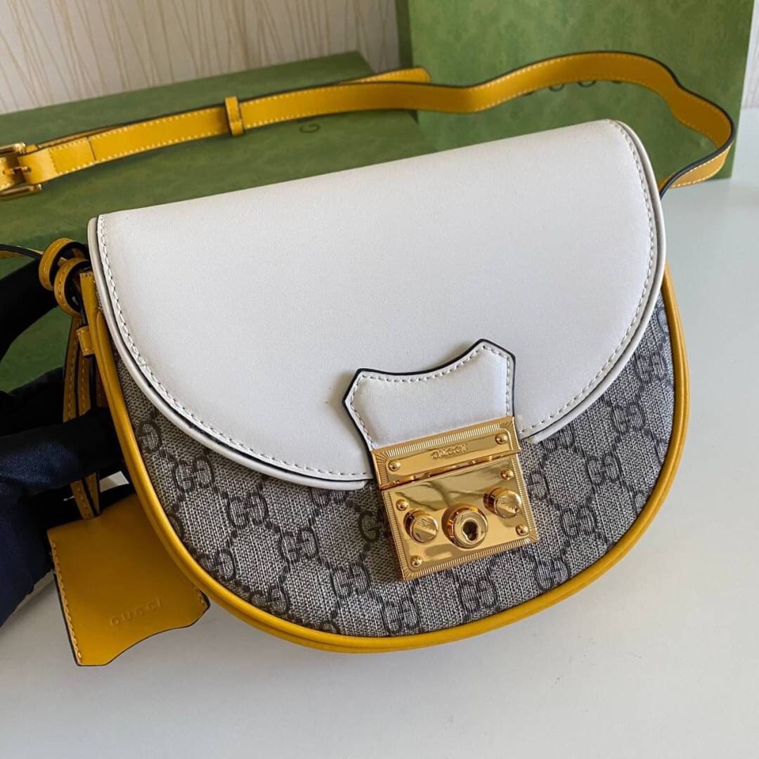 กระเป๋าสะพายคาดลำตัวรุ่นนี้โดดเด่นด้วยรูปทรงกลมสุดชิค ขนาดกะทัดรัด พร้อมด้วยหนังกระเป๋าที่ทำจากหนังแท้คุณภาพดี เพราะ Kira Chevron เป็นรุ่นที่ตอบโจทย์และครองใจสาว ๆ ได้อย่างแท้จริง เนื่องจากมีดีไซน์เรียบหรู โดยทางแบรนด์ได้ใช้เทคนิคการเย็บบนหนังเป็นลายเส้น 