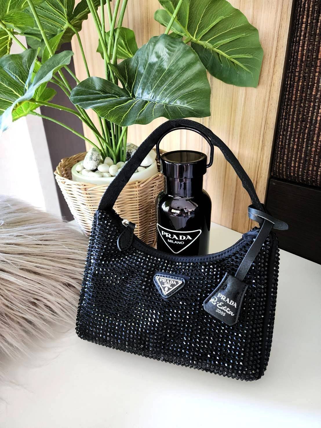 เซทสุดคุ้ม! ซื้อ1ได้ถึง3 PRADA CRYSTALS BAG WITH KEYCHAIN AND VACUUM BOTTLE VIP สวยหรูดูดี items นี้คุ้มมากๆได้ถึง3อย่างทั้งกระเป๋าสะพาย+พวงกุญแจ+กระบอกน้ำครบชุดไอเท็มแนะนำน่าใช้น่าสะสม
