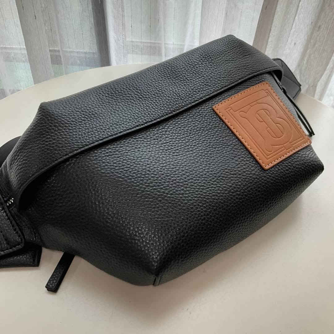 Burberry Medium Monogram Motif Leather Bum Bag / BURBERRY BELT LEATHER VIP วัสดุหนังแท้เต็มใบ คาดเอว คาดอกแบบ UNISEX ใช้ได้ทุกเพศ ด้านหน้าประดับลายแบรนด์สีน้ำตาลสุดเท่ ด้านในเปิดปิดด้วยซิปยาว ใส่มือถือได้ทุกรุ่น