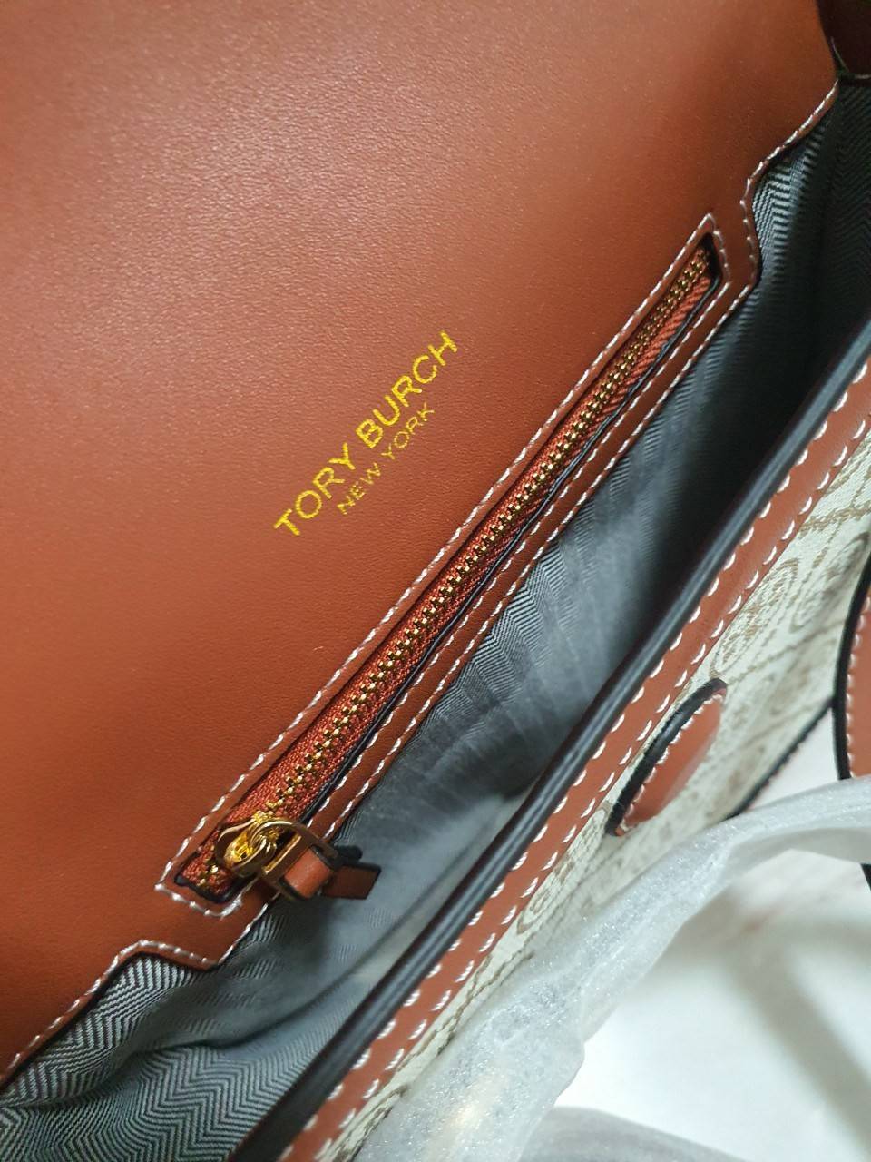 ของแท้ 💯% 】Tory Burch Monogram Crossbody Bag กระเป๋าที่ใช้เป็น Everyday Bag สามารถใช้งานได้บ่อยครั้งและสามารถสะพายไปทำกิจกรรมต่าง ๆ