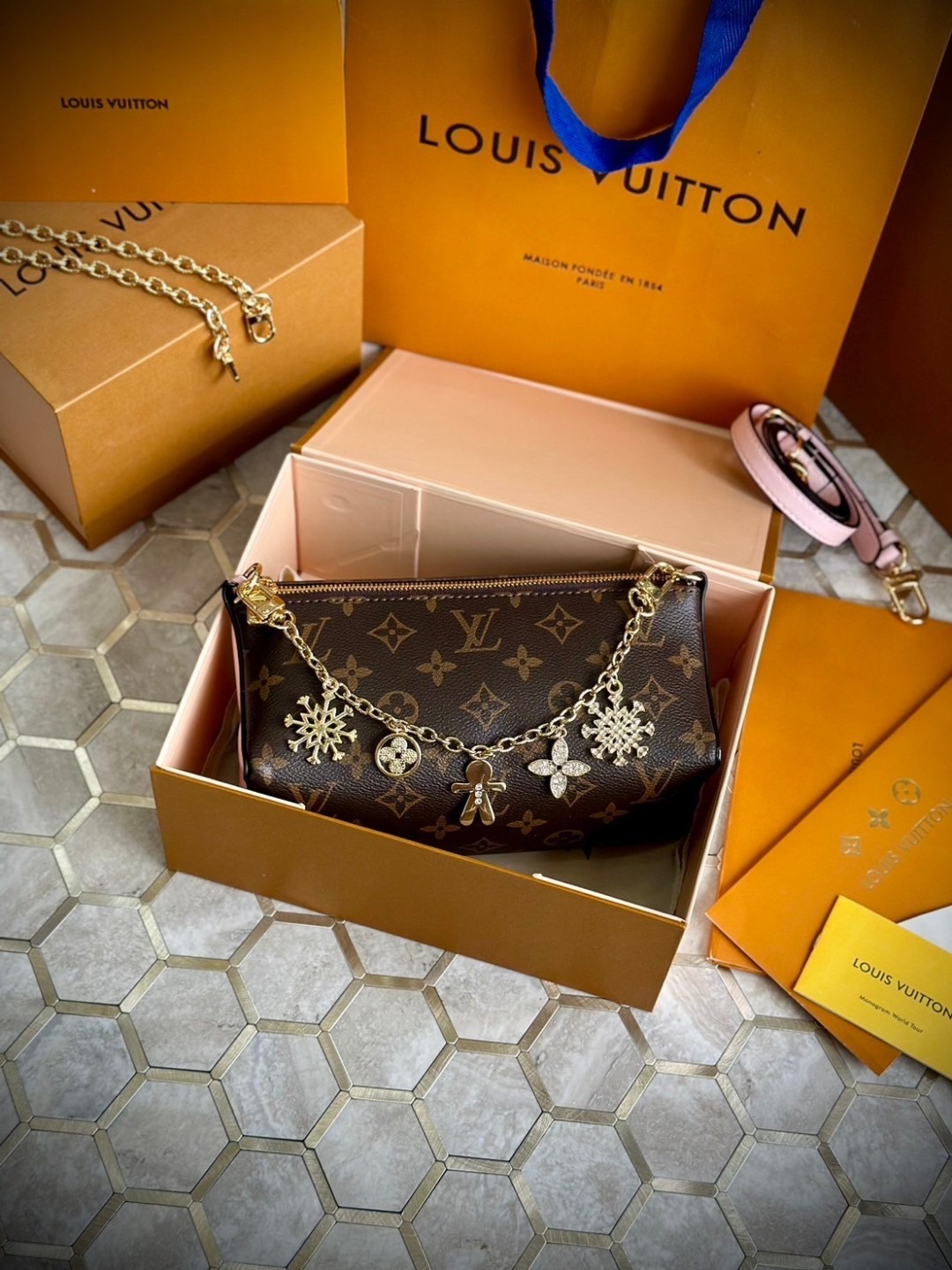 พร้อมส่ง 3 สี LV Bloom Pouch Monogram Flower coated canvas / Rose Jasmine / Banana / Denim กระเป๋าสะพายรุ่นใหม่ โดดเด่นด้วยรูปทรงทันสมัย Monogram Flower